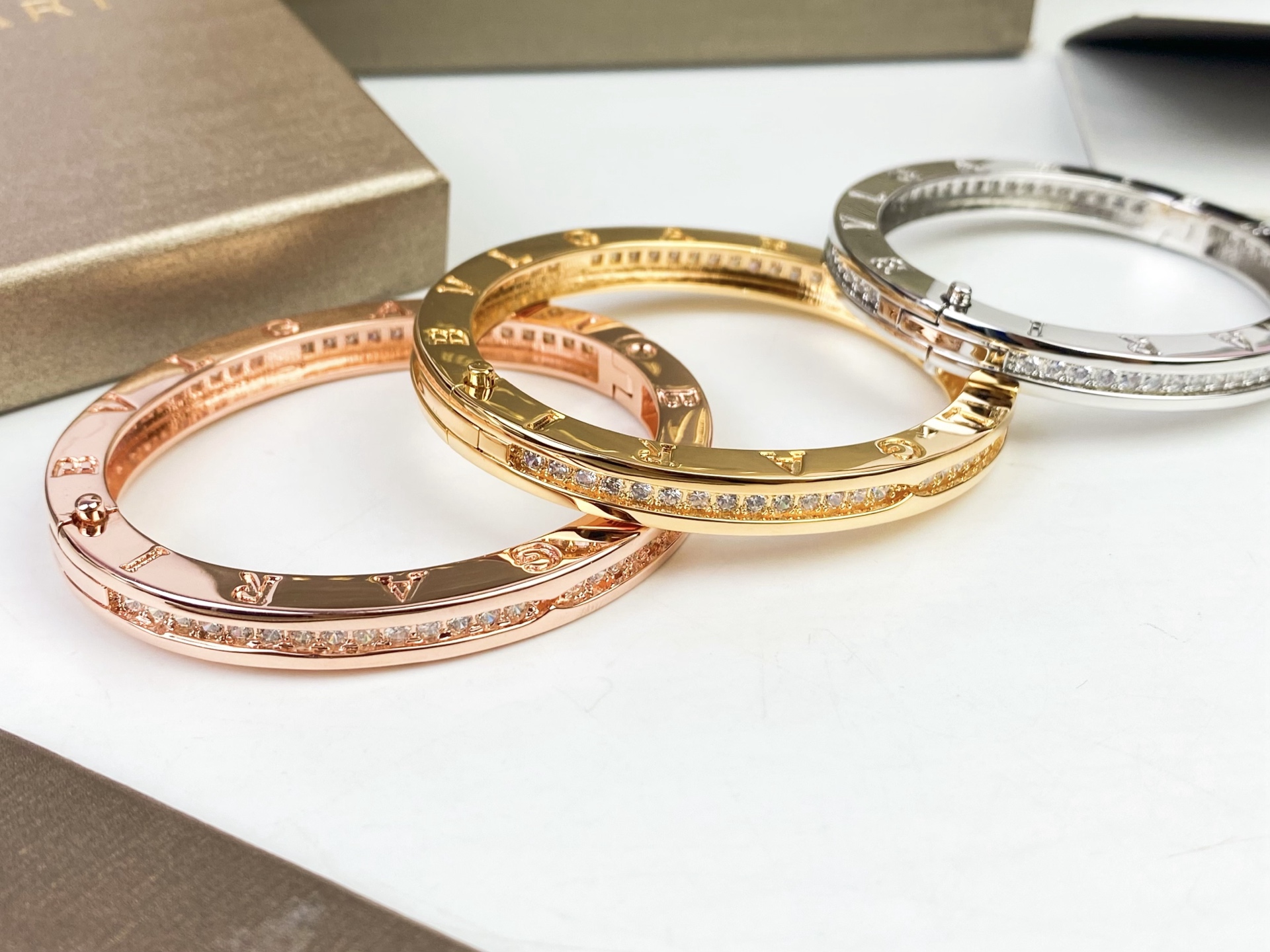 ✨ BVLGARI 宝格丽单排一圈钻手镯😱升级原版扣头，再也不怕扣头松动😱高端定制 亚金电镀18k厚金 