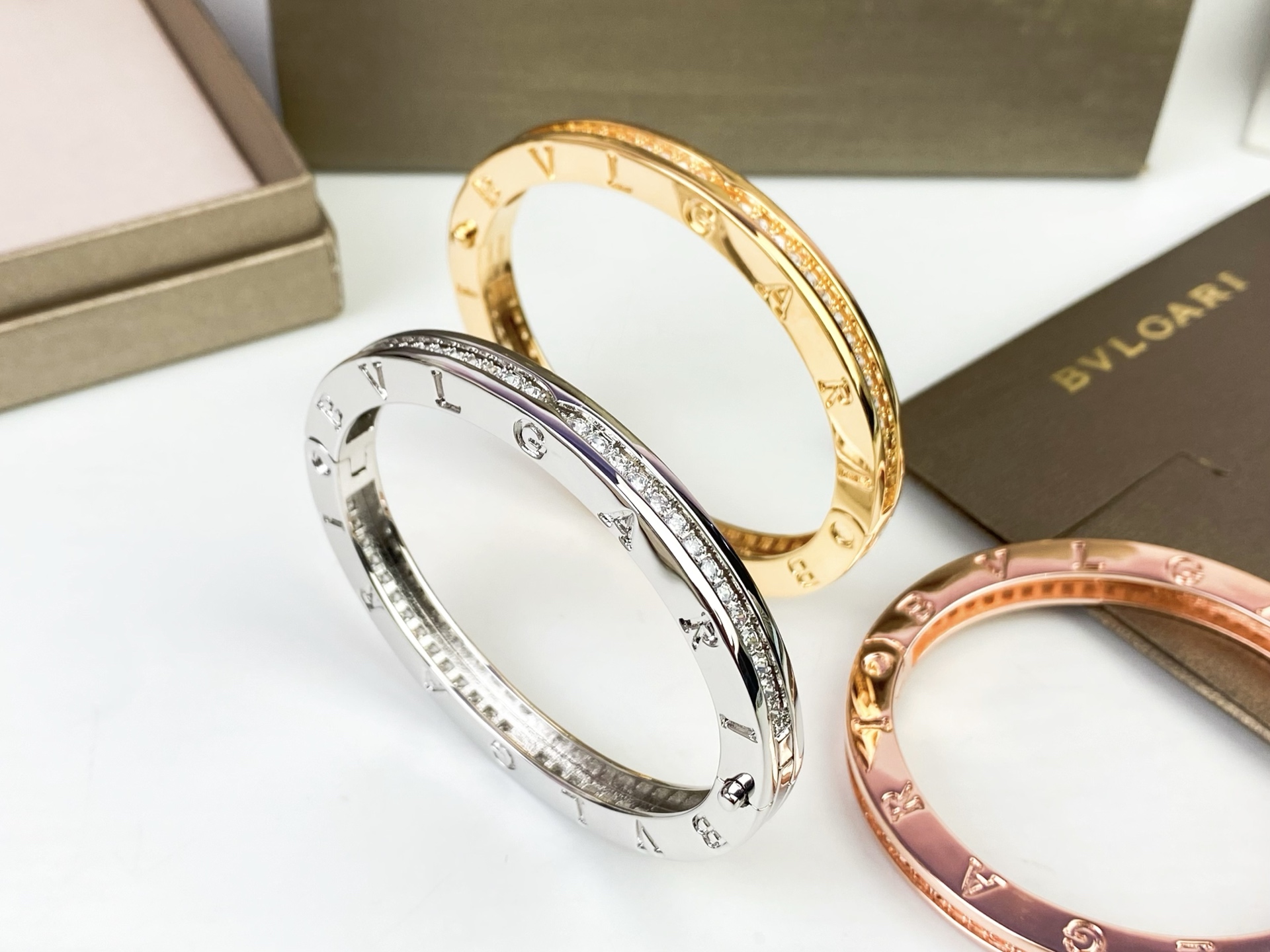 ✨ BVLGARI 宝格丽单排一圈钻手镯😱升级原版扣头，再也不怕扣头松动😱高端定制 亚金电镀18k厚金 