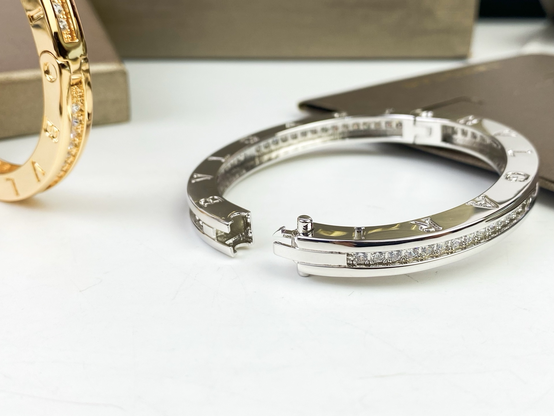 ✨ BVLGARI 宝格丽单排一圈钻手镯😱升级原版扣头，再也不怕扣头松动😱高端定制 亚金电镀18k厚金 