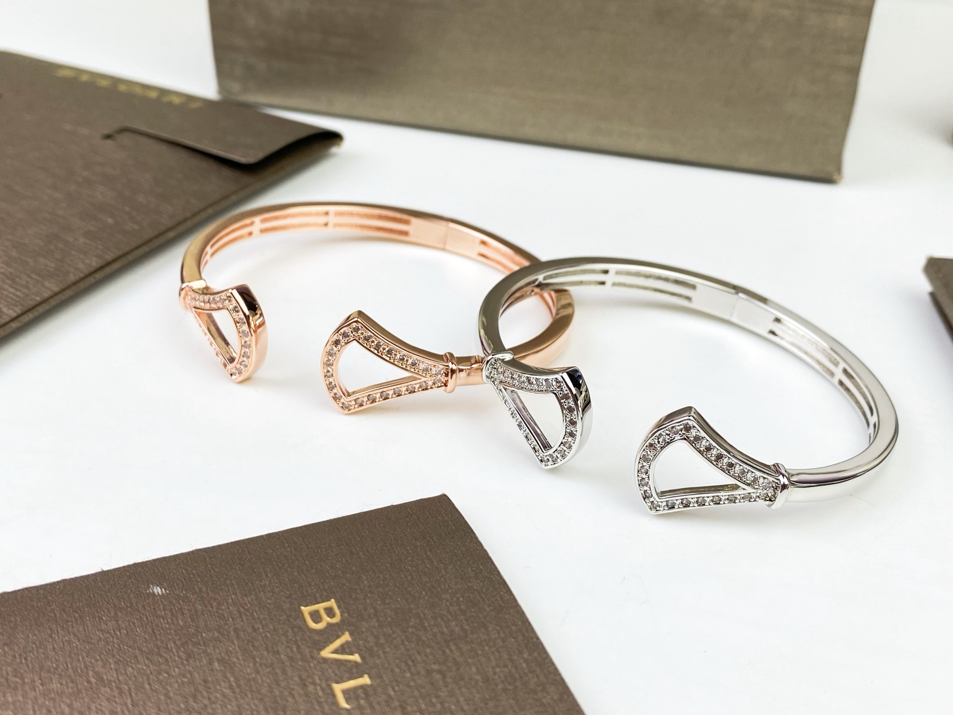✨💫BVLGARI 宝格丽Divas'Dream 系列镂空扇形手镯～弹簧开口设计💎宝格丽镶钻裙子手镯💃🏻