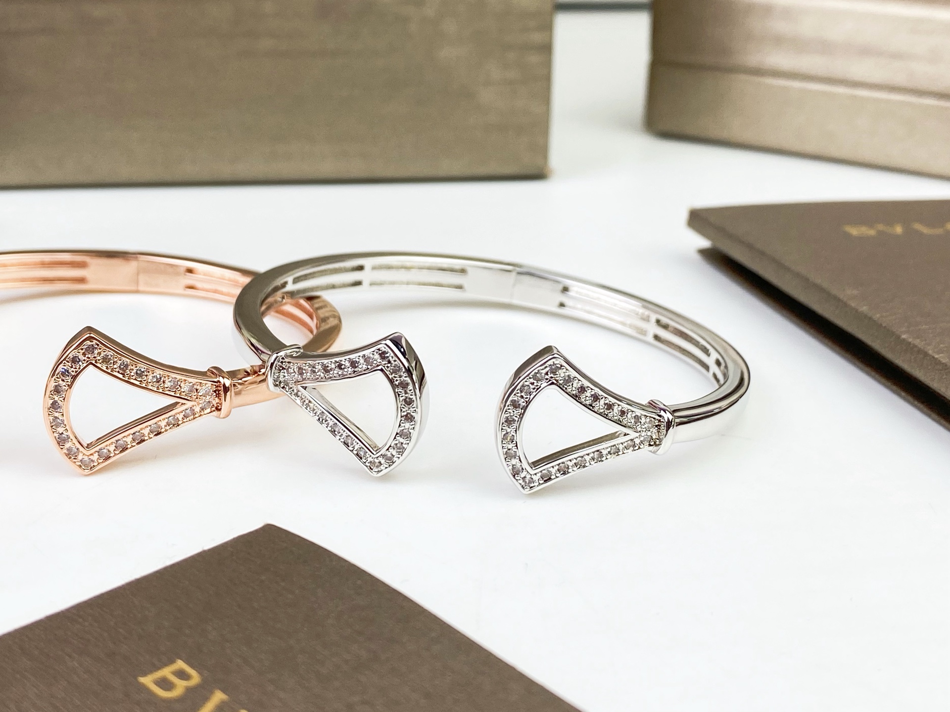 ✨💫BVLGARI 宝格丽Divas'Dream 系列镂空扇形手镯～弹簧开口设计💎宝格丽镶钻裙子手镯💃🏻