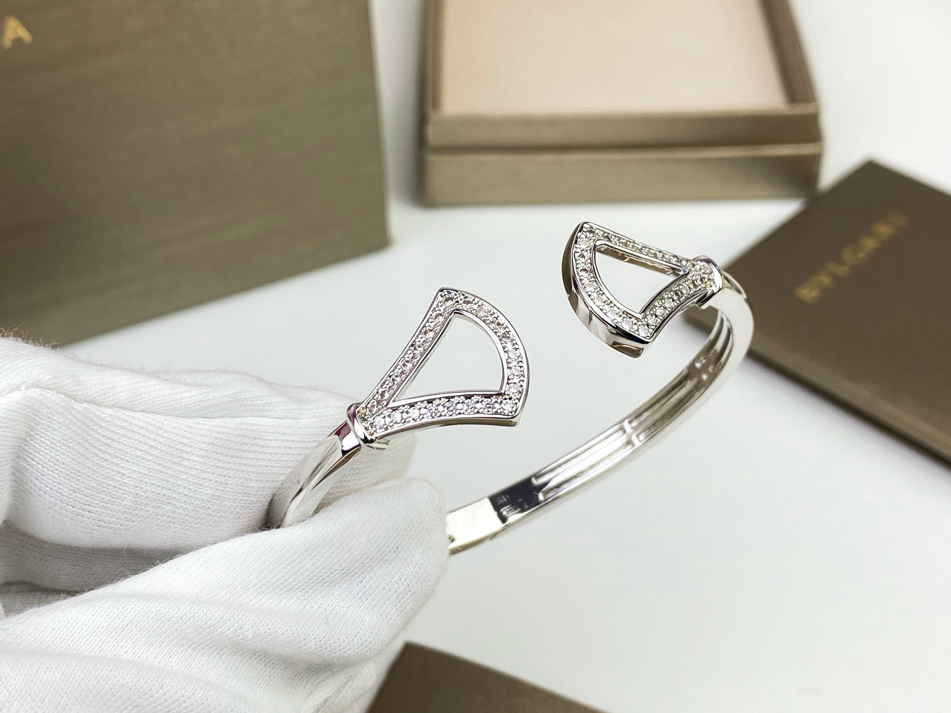 ✨💫BVLGARI 宝格丽Divas'Dream 系列镂空扇形手镯～弹簧开口设计💎宝格丽镶钻裙子手镯💃🏻