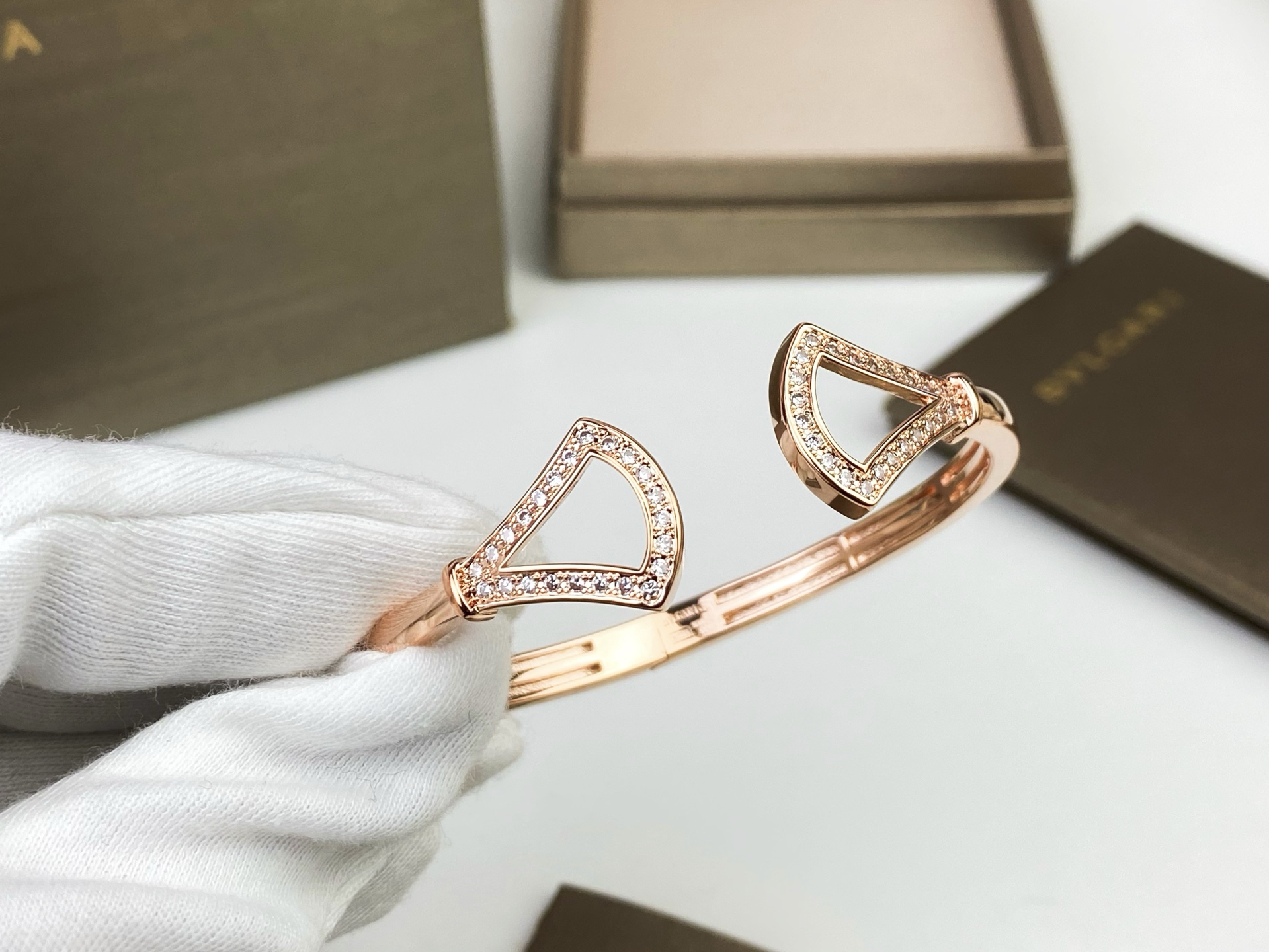 ✨💫BVLGARI 宝格丽Divas'Dream 系列镂空扇形手镯～弹簧开口设计💎宝格丽镶钻裙子手镯💃🏻