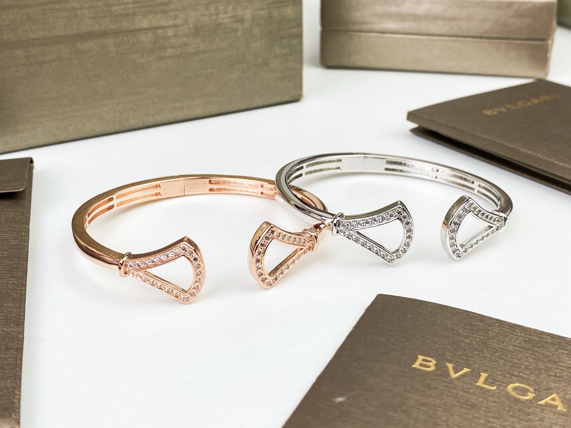 ✨💫BVLGARI 宝格丽Divas'Dream 系列镂空扇形手镯～弹簧开口设计💎宝格丽镶钻裙子手镯💃🏻