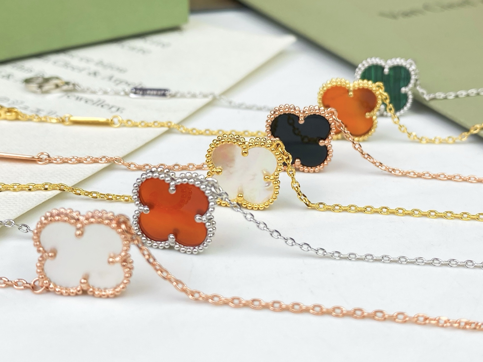 🍀 𝑉𝑎𝑛 𝐶𝑙𝑒𝑒𝑓 & 𝐴𝑟𝑝𝑒𝑙𝑠 🌸 四叶草单花手链P