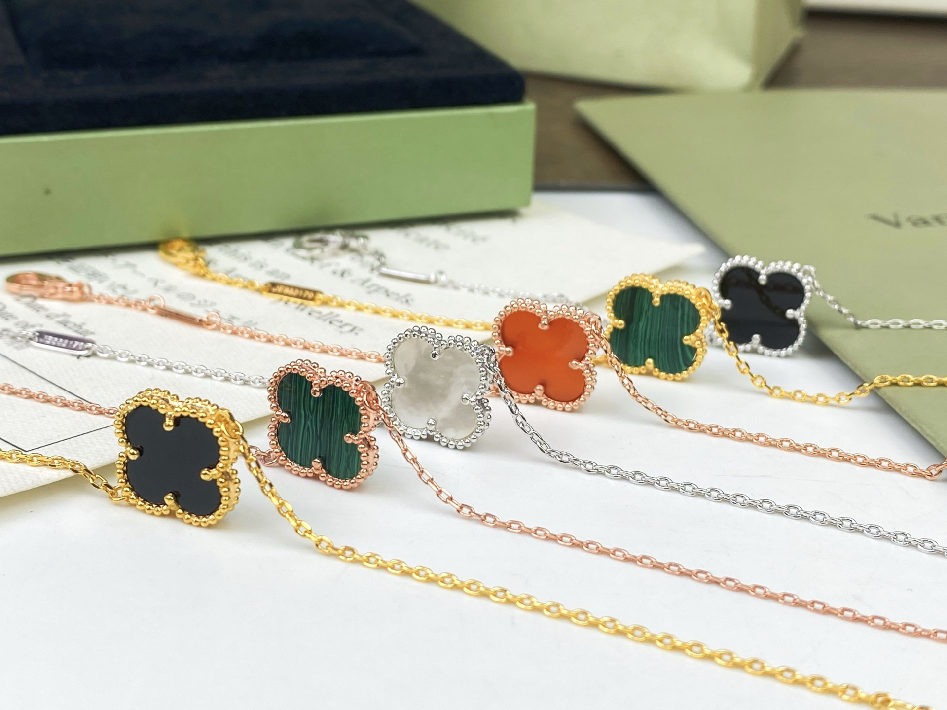 🍀 𝑉𝑎𝑛 𝐶𝑙𝑒𝑒𝑓 & 𝐴𝑟𝑝𝑒𝑙𝑠 🌸 四叶草单花手链P