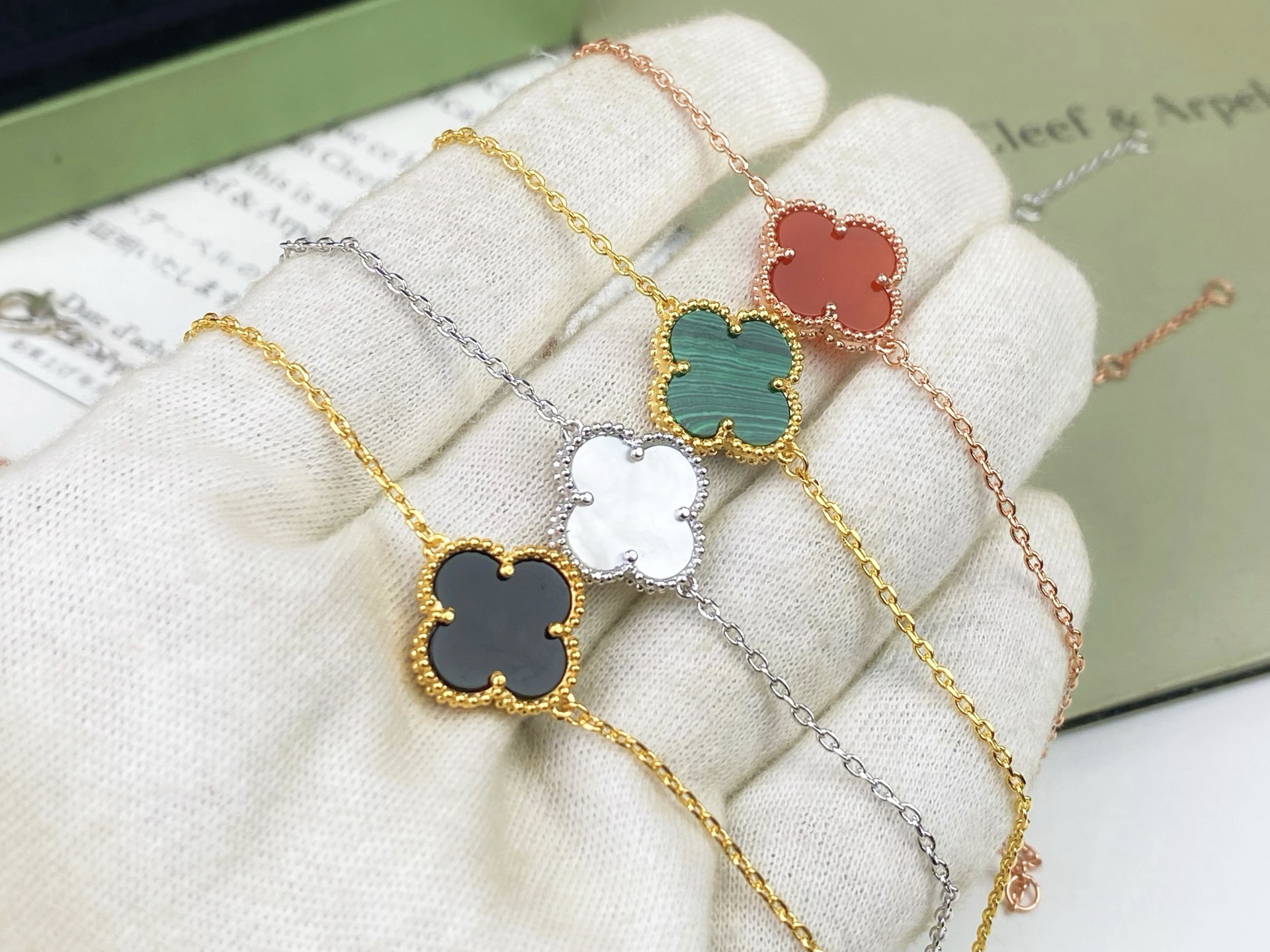 🍀 𝑉𝑎𝑛 𝐶𝑙𝑒𝑒𝑓 & 𝐴𝑟𝑝𝑒𝑙𝑠 🌸 四叶草单花手链P
