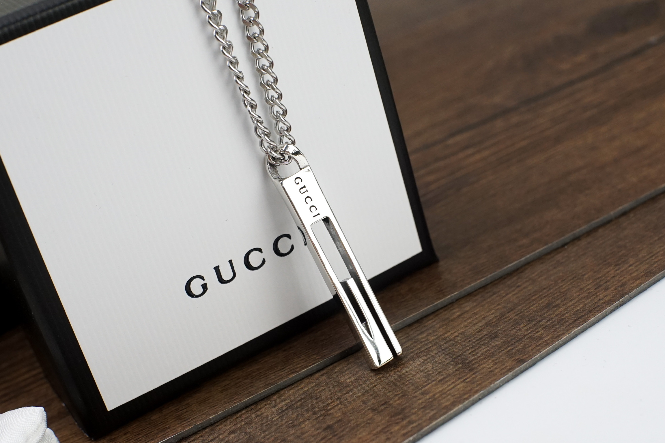 Gucci Gucci古奇情侣G字竖长条吊坠项链 亚金材质完美打造 精湛工艺设计独特 ，出街