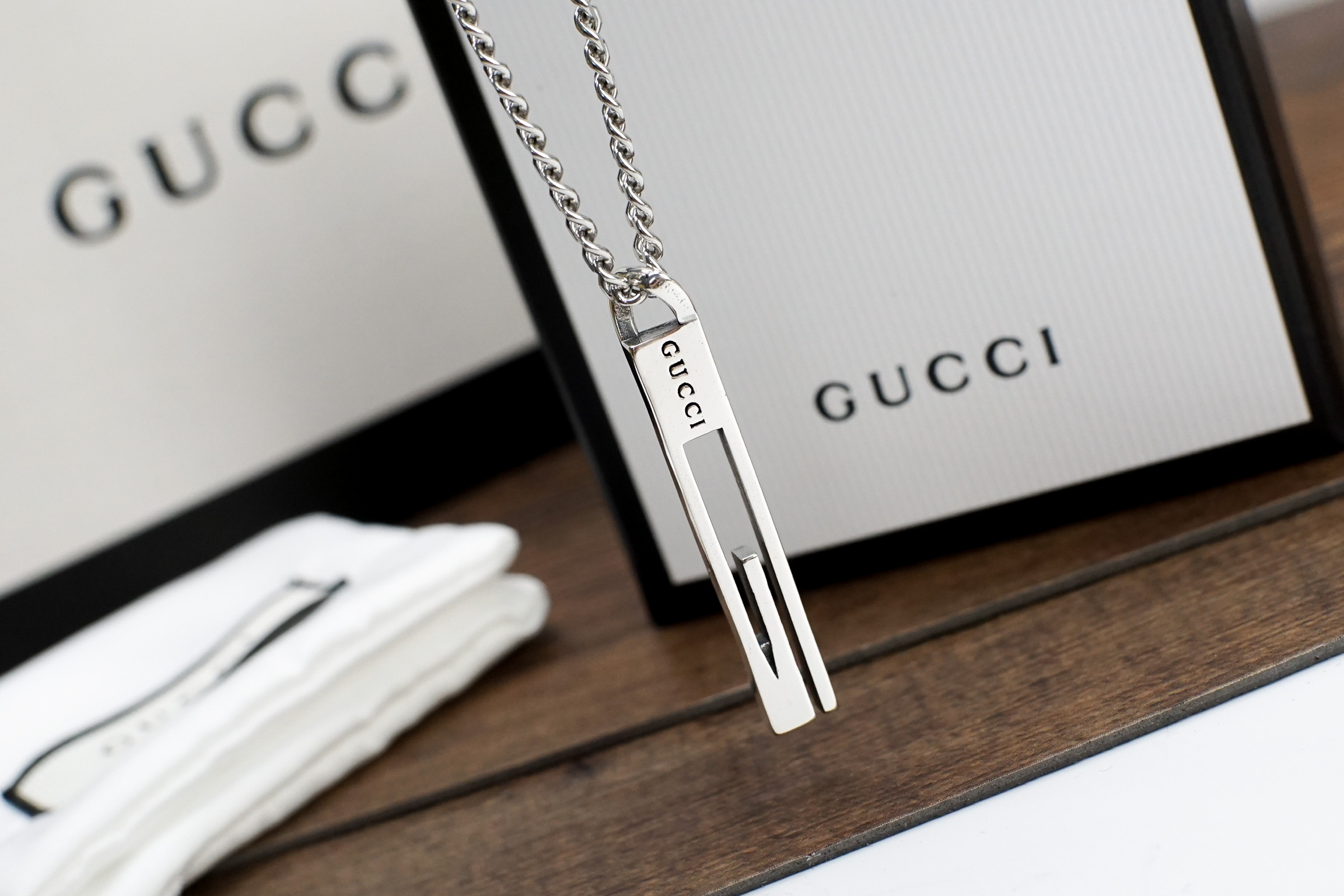 Gucci Gucci古奇情侣G字竖长条吊坠项链 亚金材质完美打造 精湛工艺设计独特 ，出街