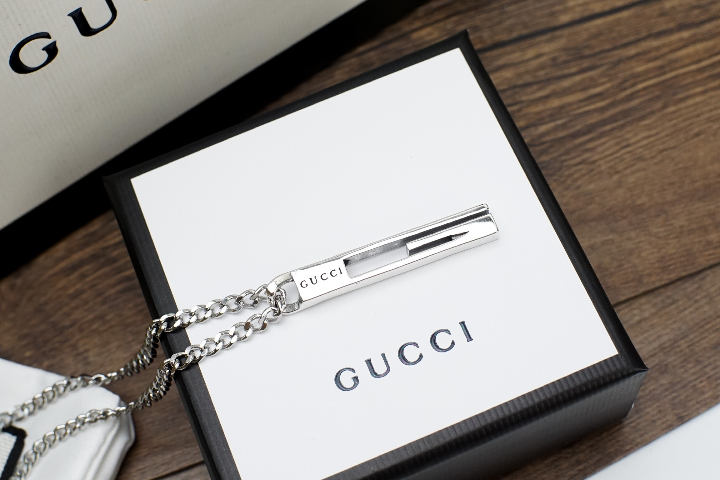 Gucci Gucci古奇情侣G字竖长条吊坠项链 亚金材质完美打造 精湛工艺设计独特 ，出街