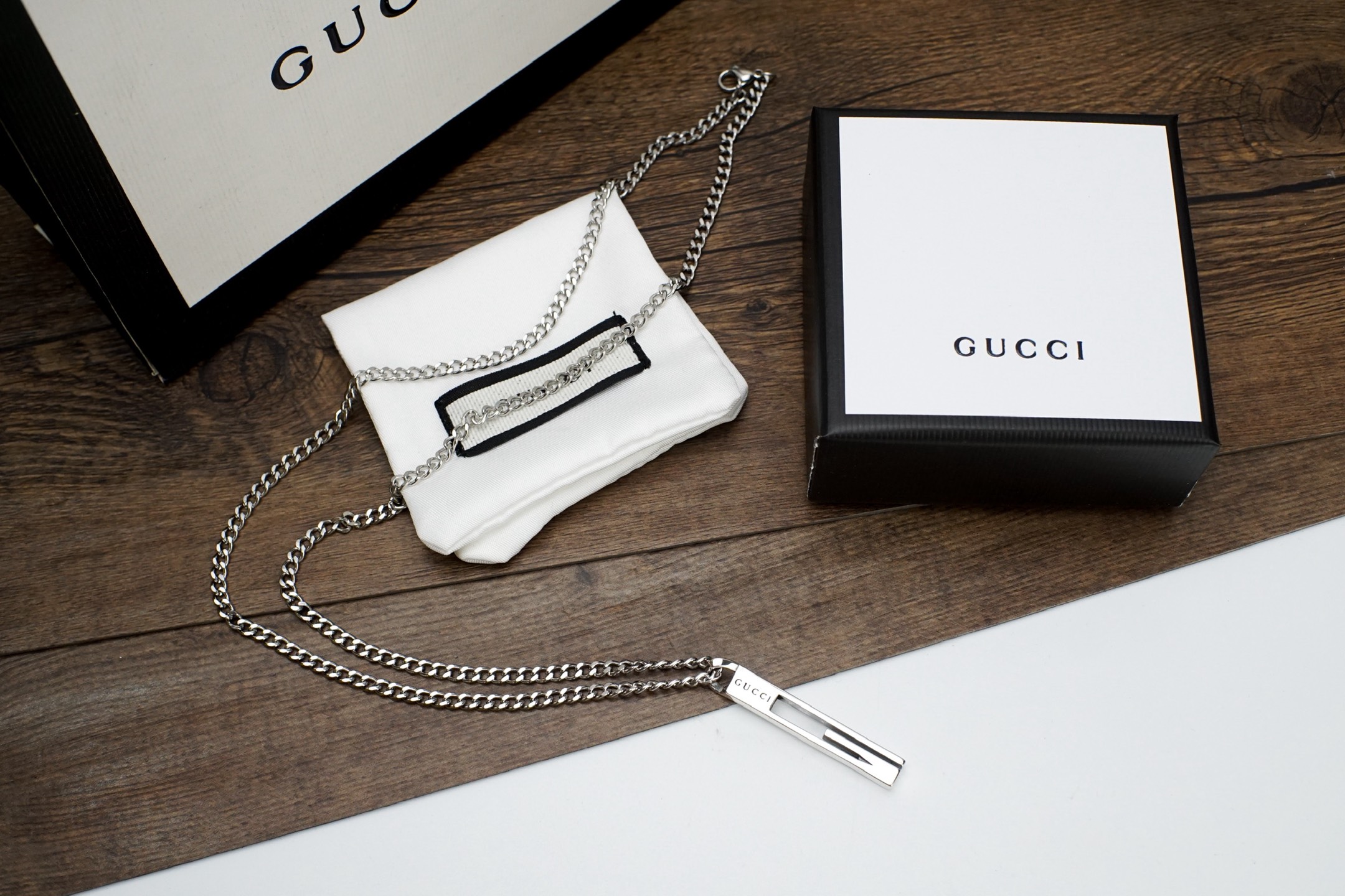 Gucci Gucci古奇情侣G字竖长条吊坠项链 亚金材质完美打造 精湛工艺设计独特 ，出街