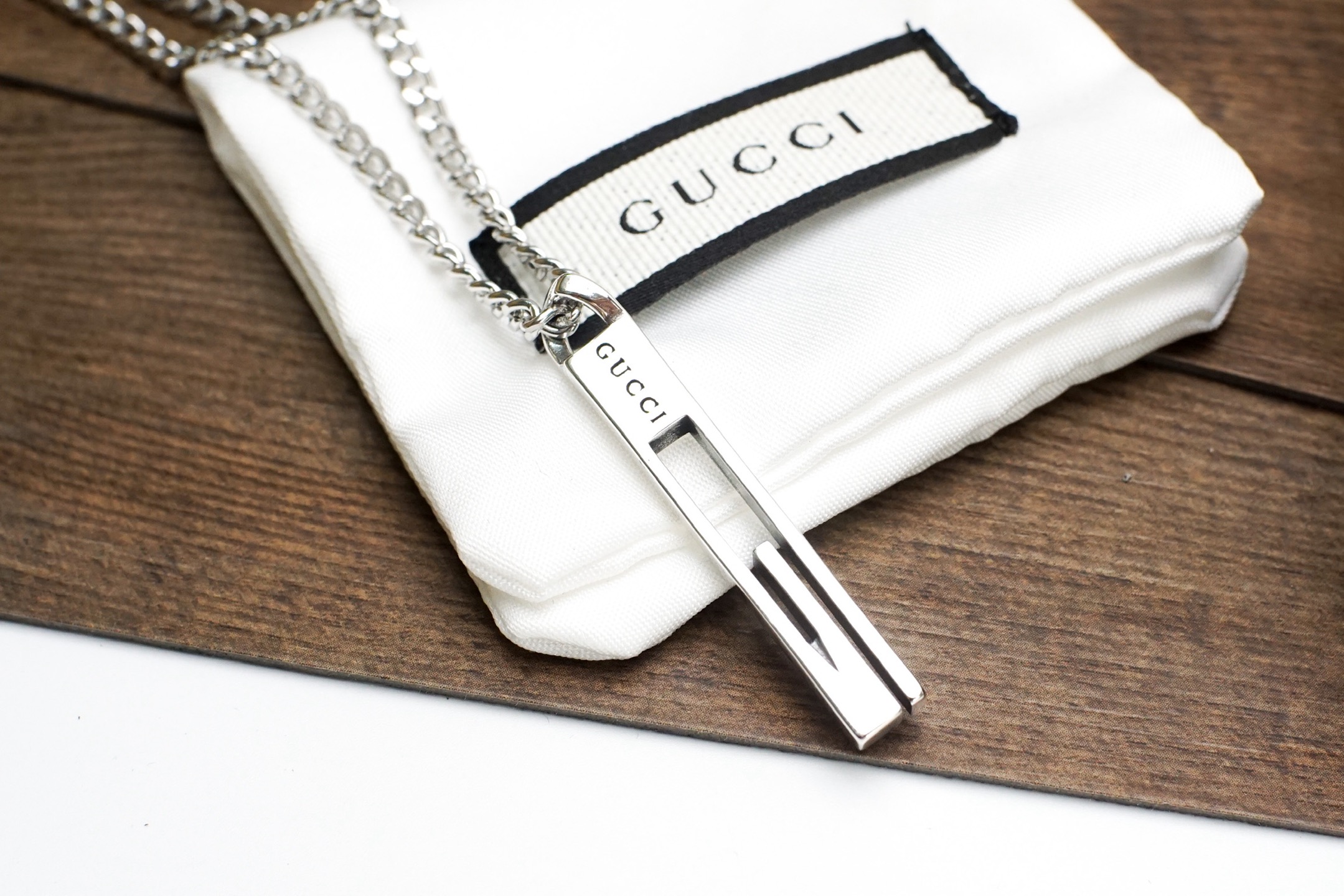 Gucci Gucci古奇情侣G字竖长条吊坠项链 亚金材质完美打造 精湛工艺设计独特 ，出街