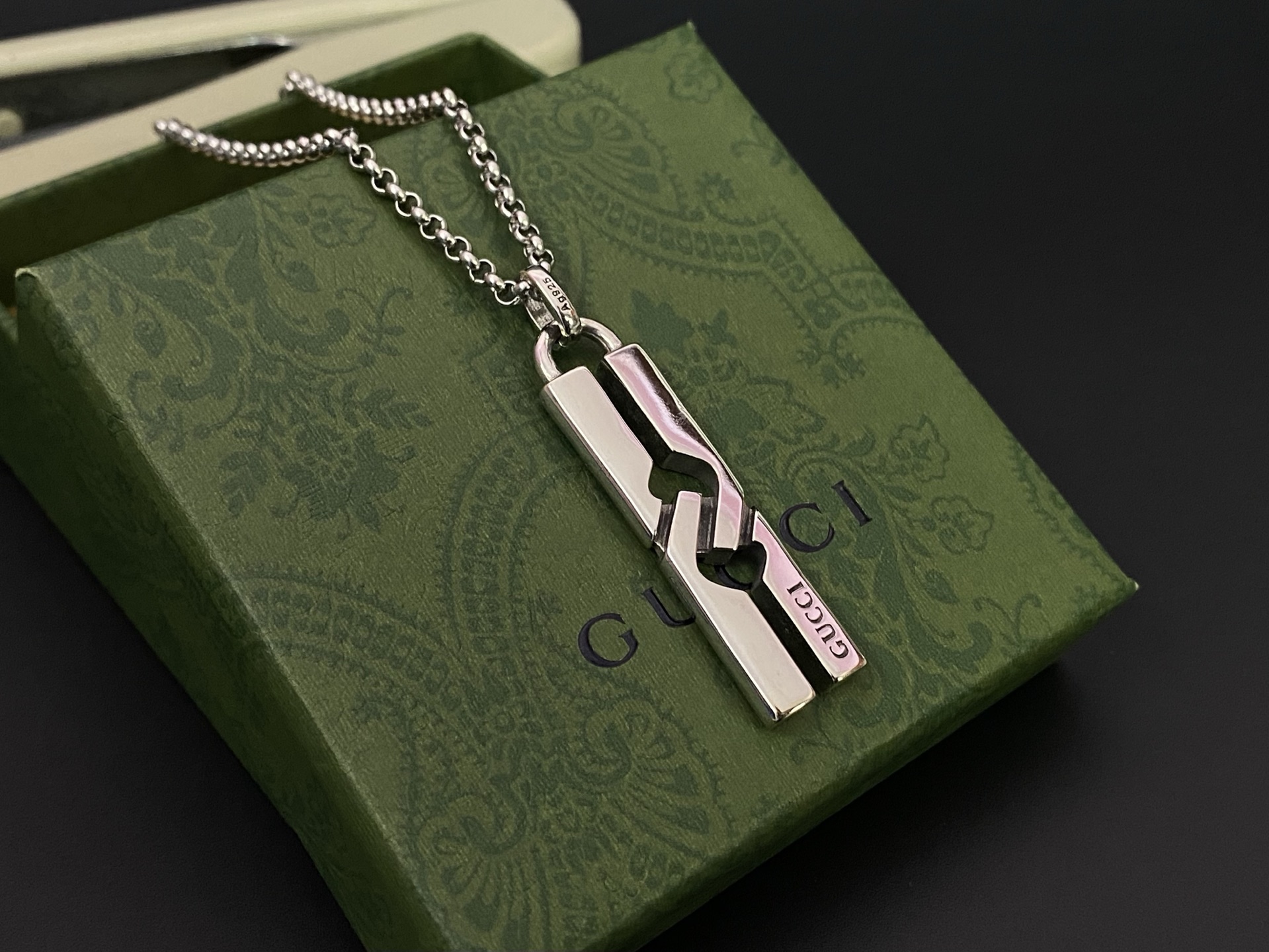 Gucci GUCCI古奇情侣H型吊坠项链 古驰爱无畏 亚金材质完美打造，精湛工艺，独特设计