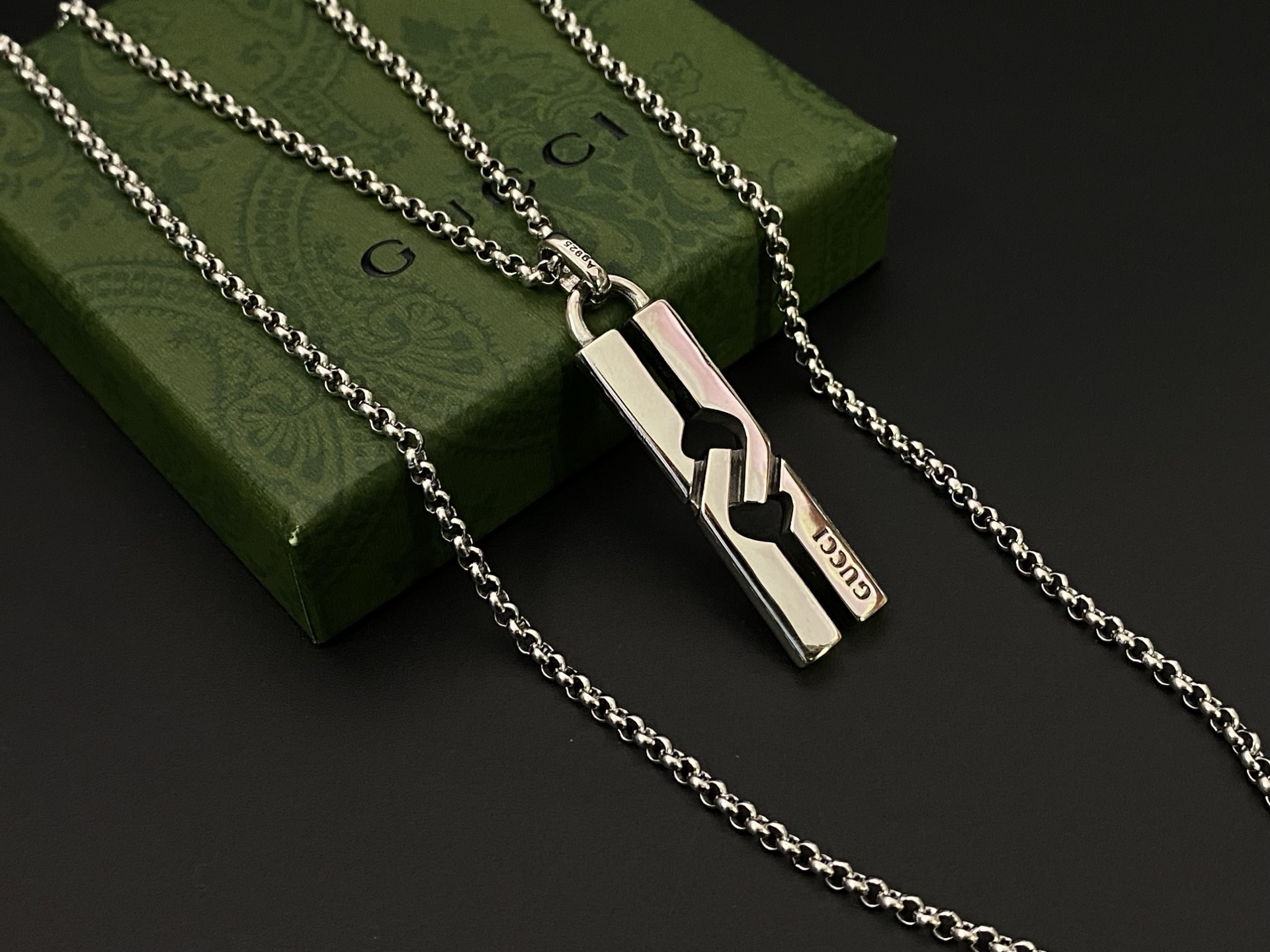 Gucci GUCCI古奇情侣H型吊坠项链 古驰爱无畏 亚金材质完美打造，精湛工艺，独特设计