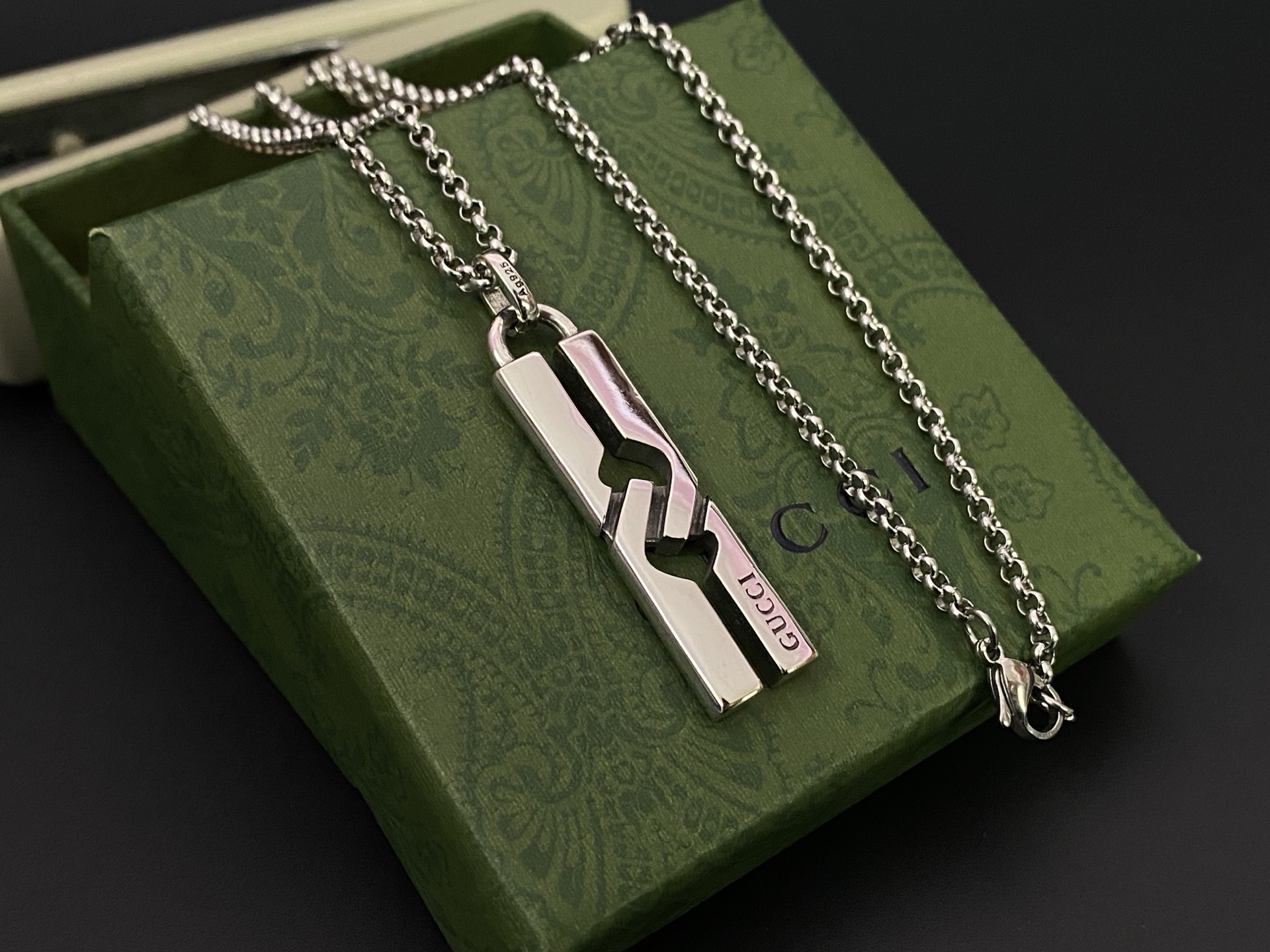 Gucci GUCCI古奇情侣H型吊坠项链 古驰爱无畏 亚金材质完美打造，精湛工艺，独特设计