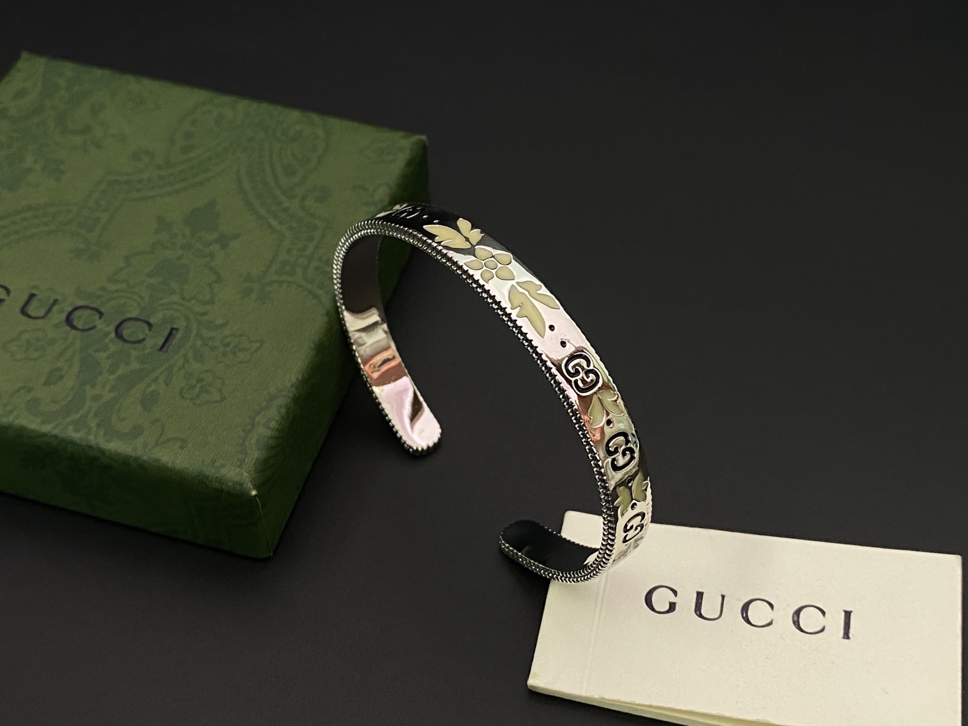 Gucci ＧＵＣＣＩ古奇孔雀翎开口手镯 以白色白釉漆作点缀诠释幽雅之气
