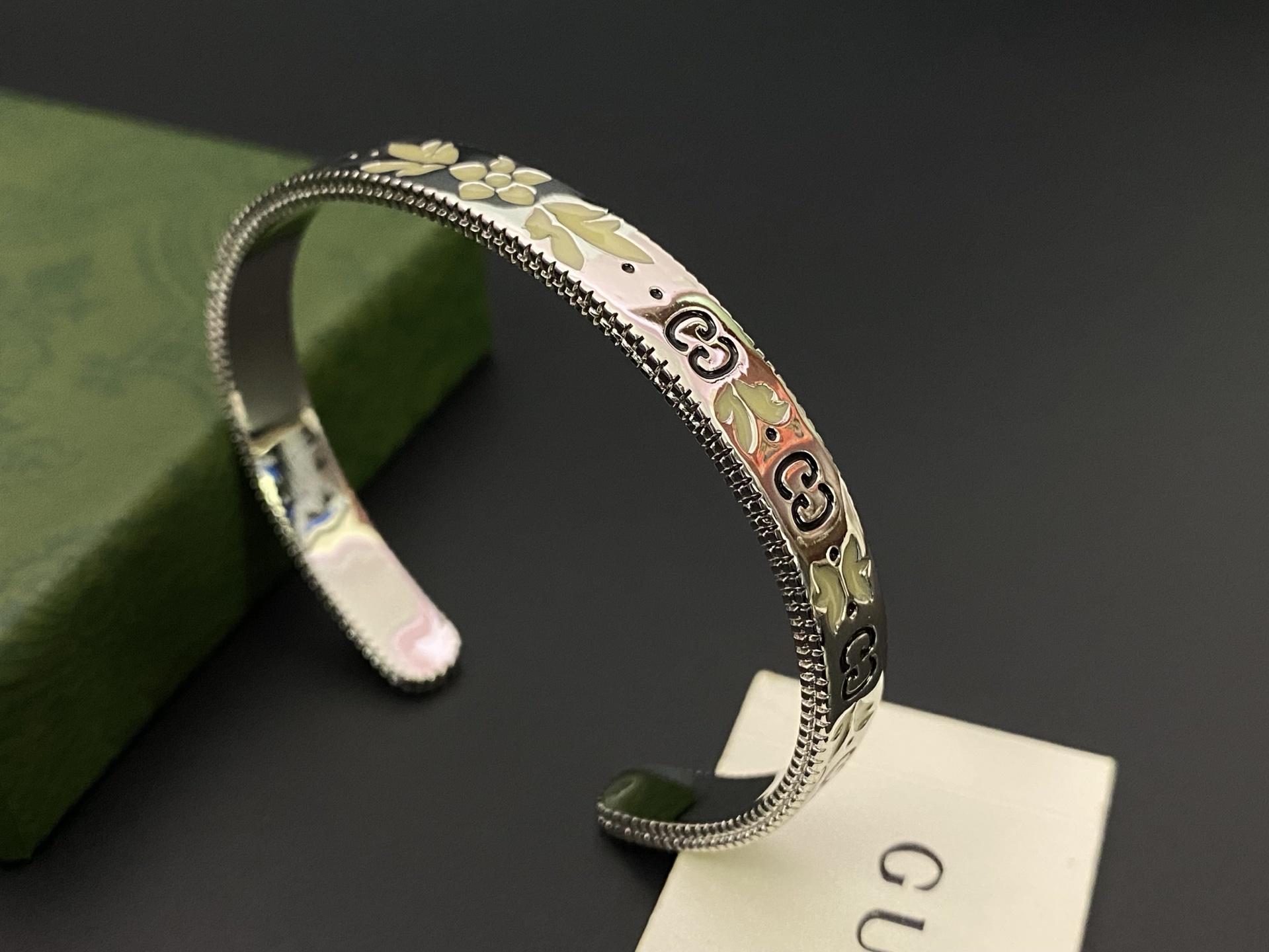 Gucci ＧＵＣＣＩ古奇孔雀翎开口手镯 以白色白釉漆作点缀诠释幽雅之气