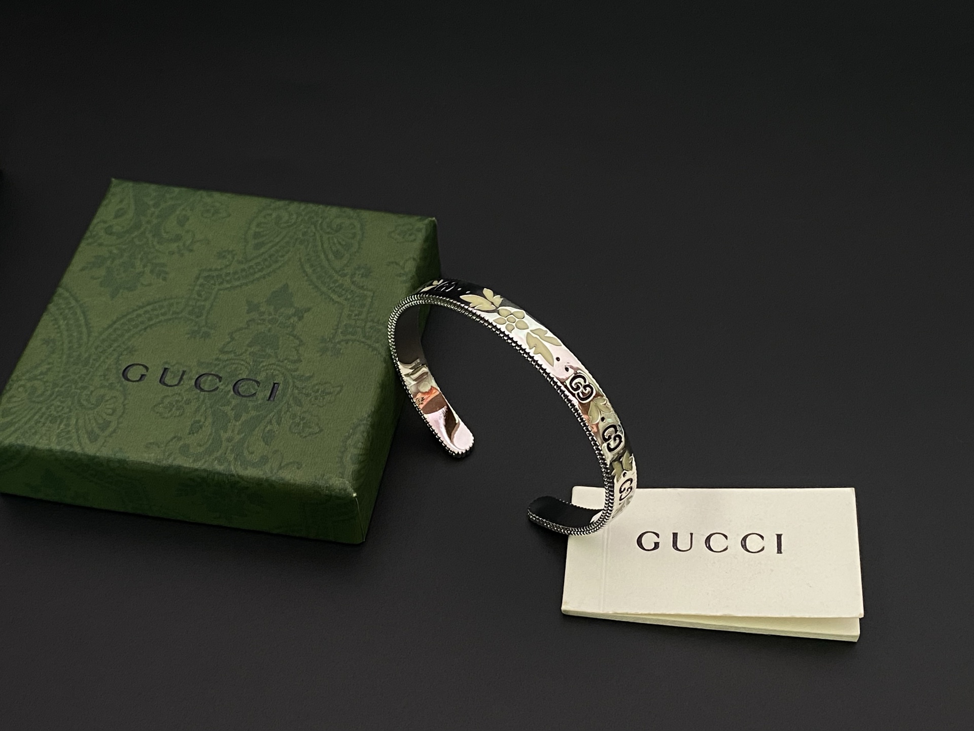 Gucci ＧＵＣＣＩ古奇孔雀翎开口手镯 以白色白釉漆作点缀诠释幽雅之气