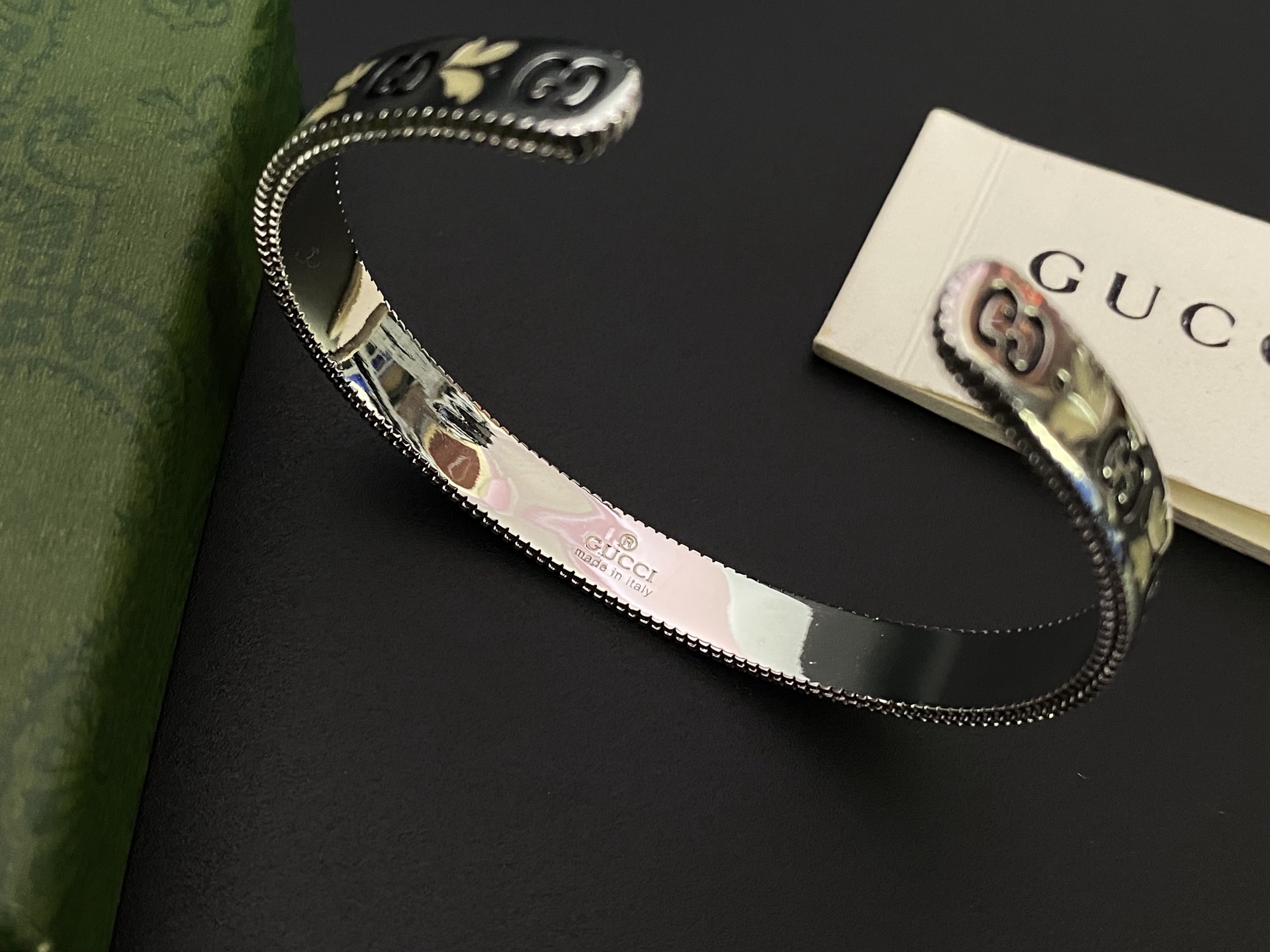 Gucci ＧＵＣＣＩ古奇孔雀翎开口手镯 以白色白釉漆作点缀诠释幽雅之气