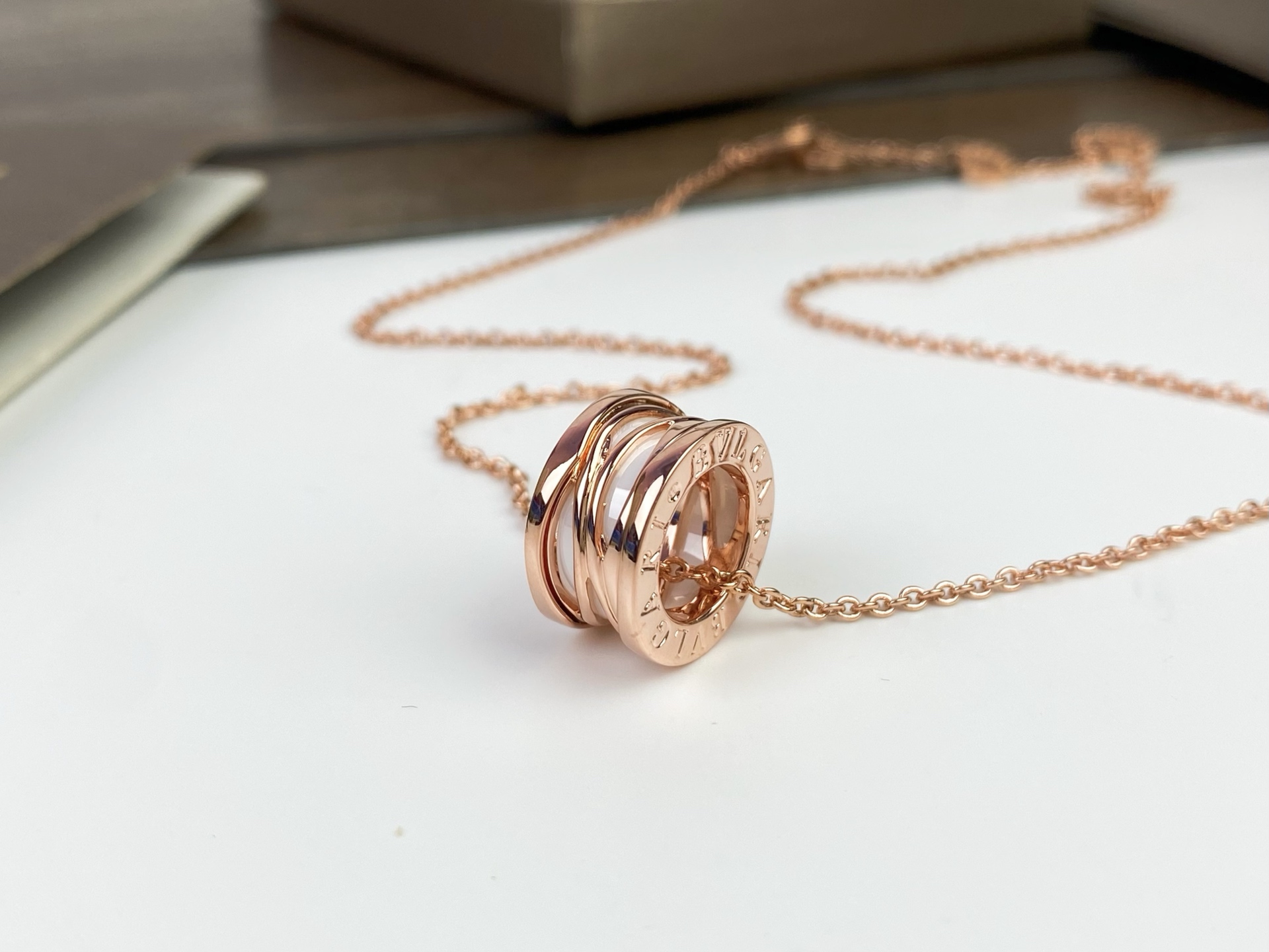 💕💕BVLGARI 宝格丽 镂空白陶瓷项链🌸BVLGARI 将几何造型与流畅线条相结合 搭配白陶瓷‼😘以
