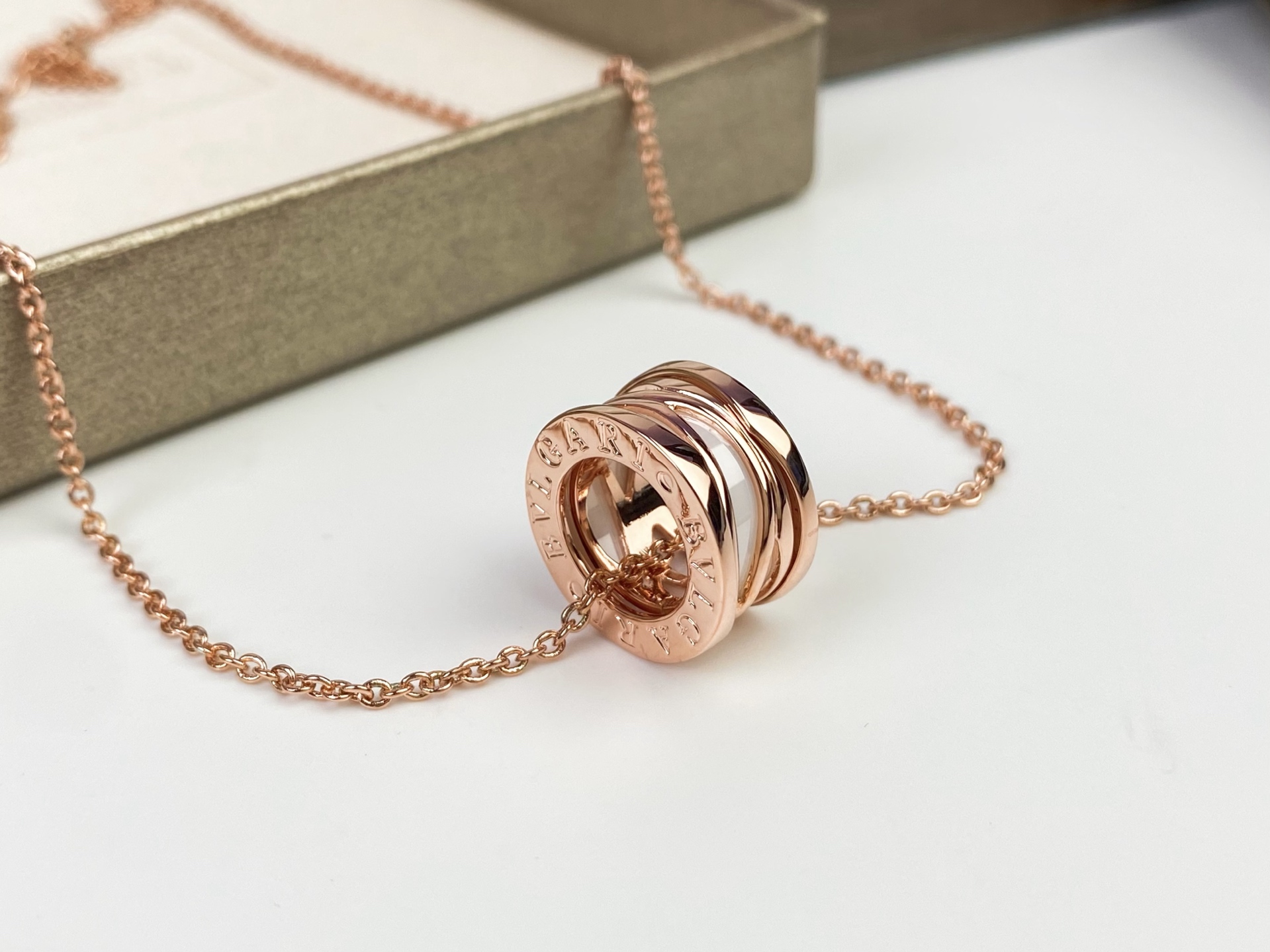 💕💕BVLGARI 宝格丽 镂空白陶瓷项链🌸BVLGARI 将几何造型与流畅线条相结合 搭配白陶瓷‼😘以