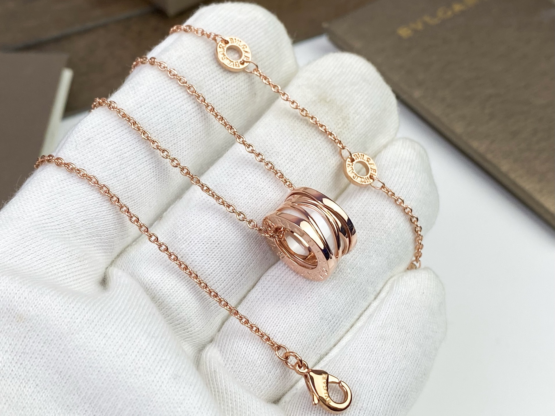 💕💕BVLGARI 宝格丽 镂空白陶瓷项链🌸BVLGARI 将几何造型与流畅线条相结合 搭配白陶瓷‼😘以