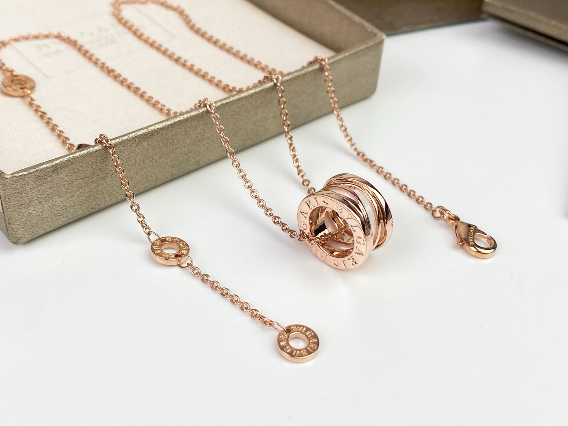 💕💕BVLGARI 宝格丽 镂空白陶瓷项链🌸BVLGARI 将几何造型与流畅线条相结合 搭配白陶瓷‼😘以