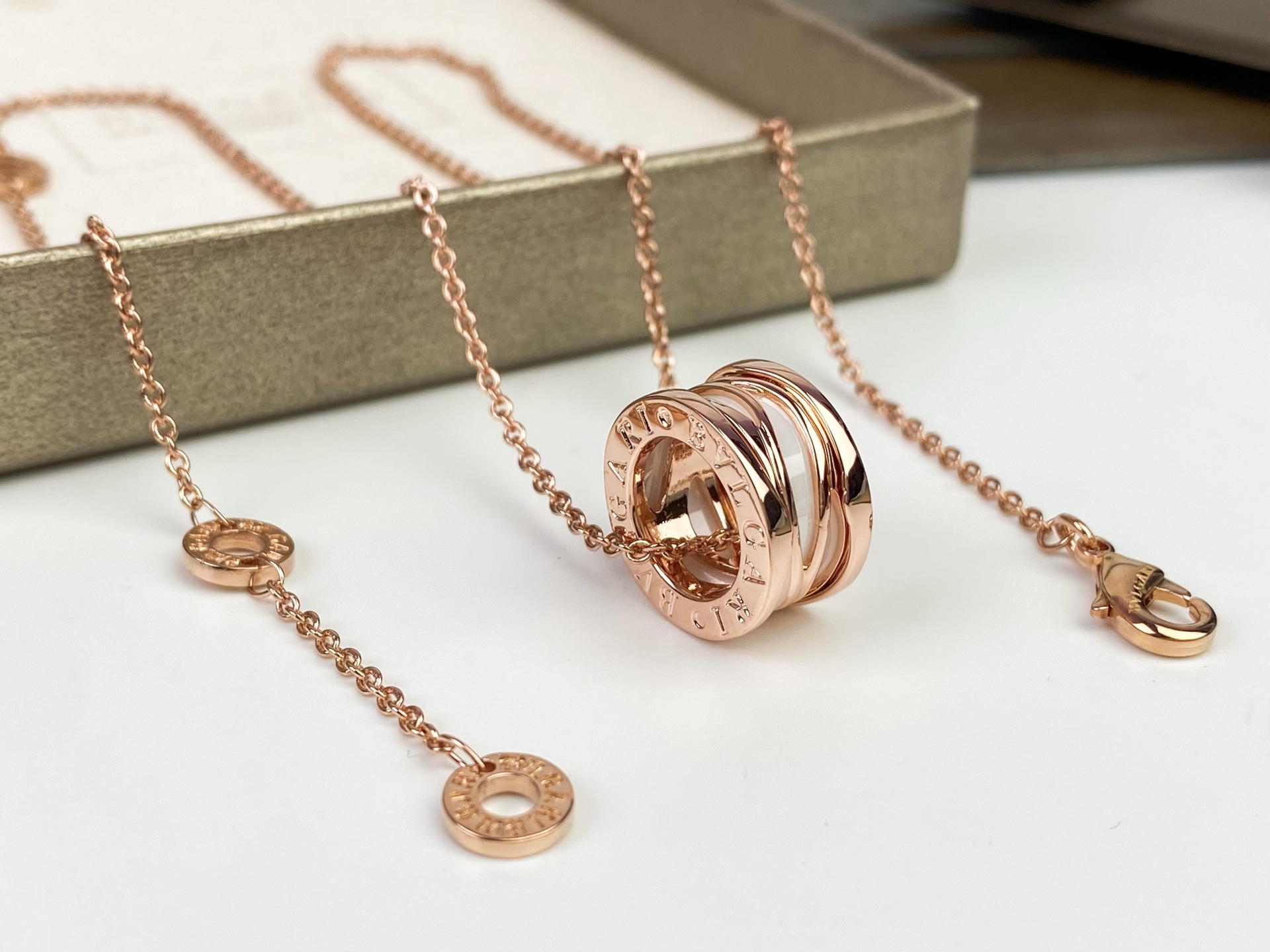 💕💕BVLGARI 宝格丽 镂空白陶瓷项链🌸BVLGARI 将几何造型与流畅线条相结合 搭配白陶瓷‼😘以