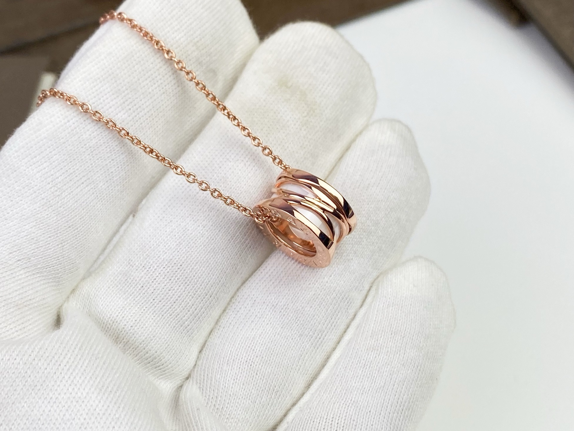 💕💕BVLGARI 宝格丽 镂空白陶瓷项链🌸BVLGARI 将几何造型与流畅线条相结合 搭配白陶瓷‼😘以