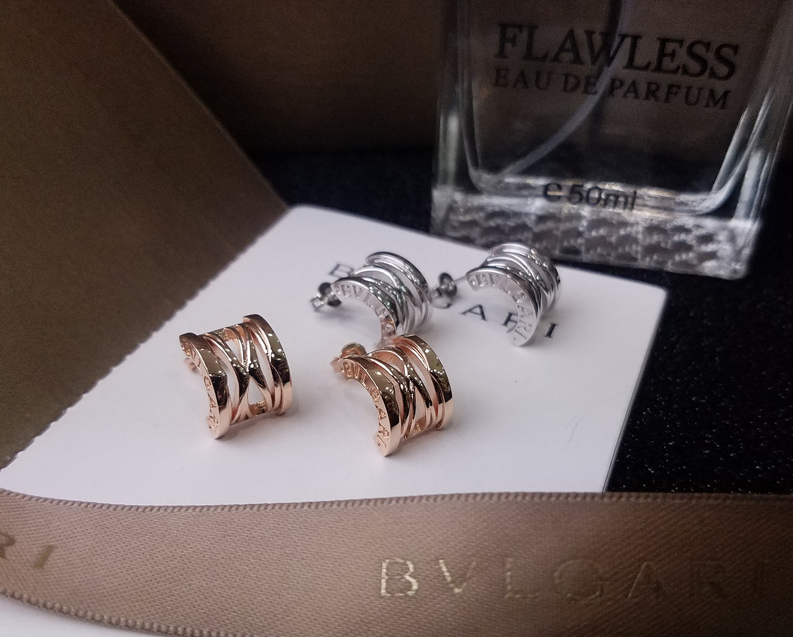 宝格丽BVLGARI镂空耳钉✨玫瑰金/白金色✨优雅个性[爱心][爱心]超火爆 ‼️✨欲罢不能 ！！💗只能