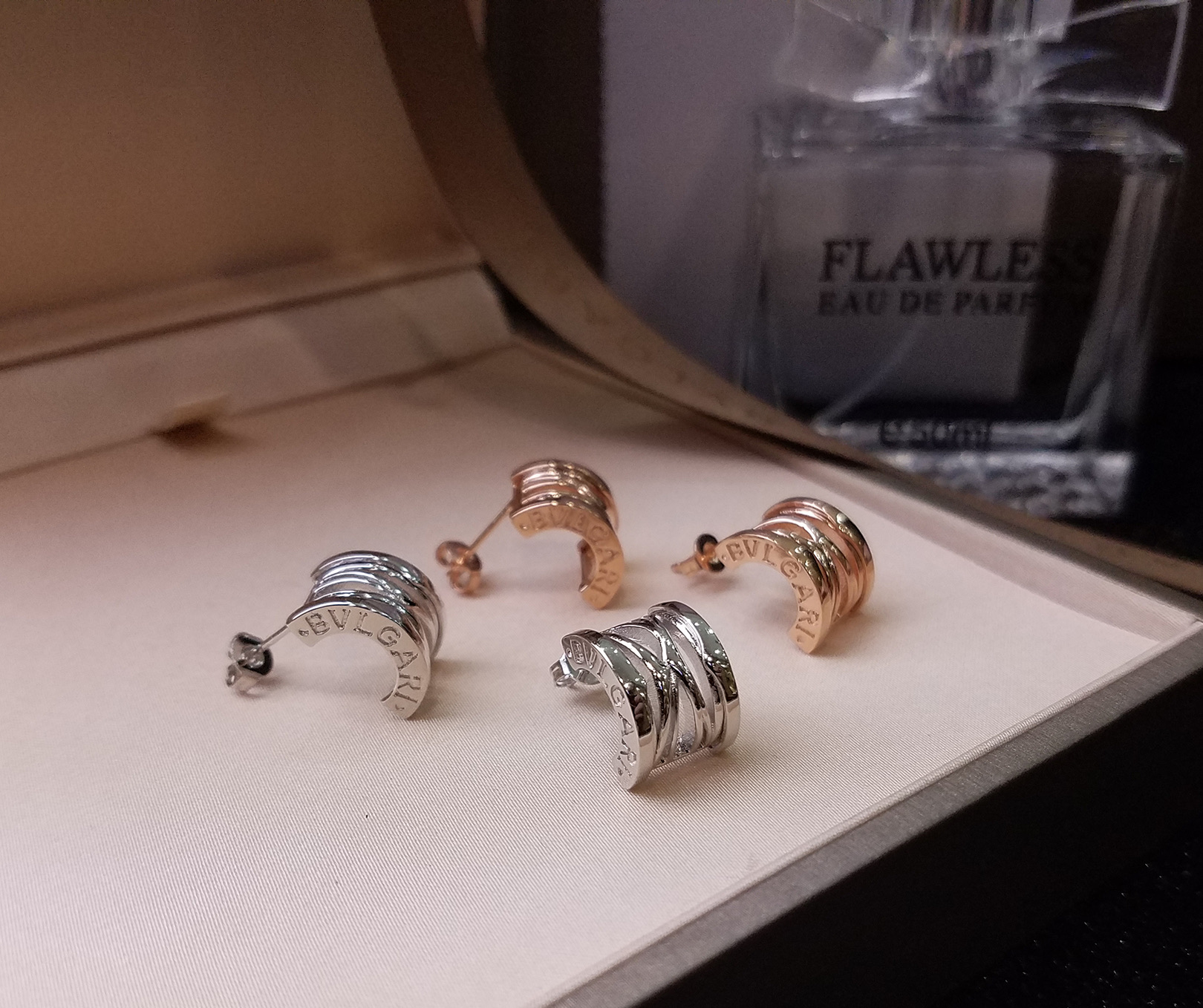 宝格丽BVLGARI镂空耳钉✨玫瑰金/白金色✨优雅个性[爱心][爱心]超火爆 ‼️✨欲罢不能 ！！💗只能