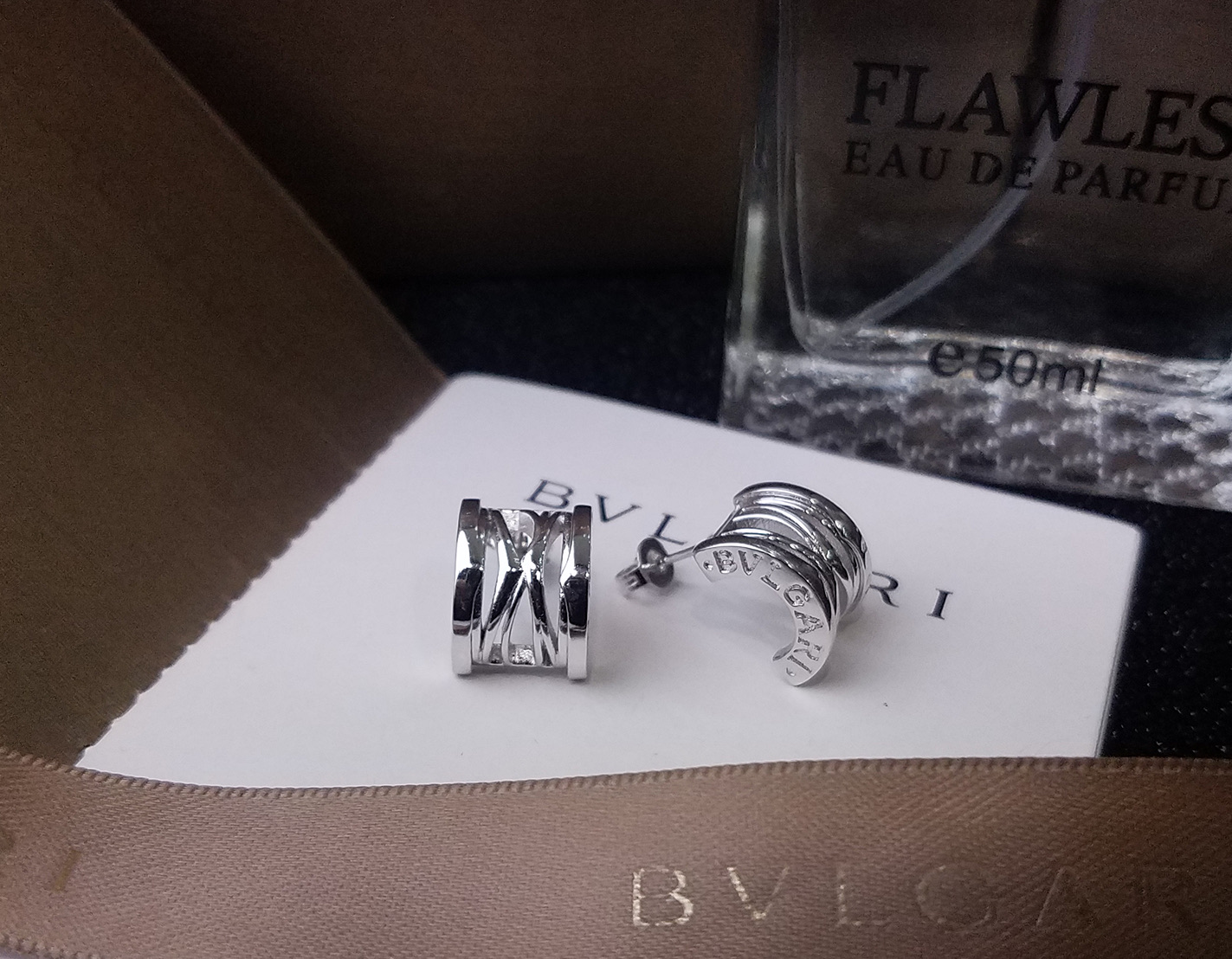 宝格丽BVLGARI镂空耳钉✨玫瑰金/白金色✨优雅个性[爱心][爱心]超火爆 ‼️✨欲罢不能 ！！💗只能