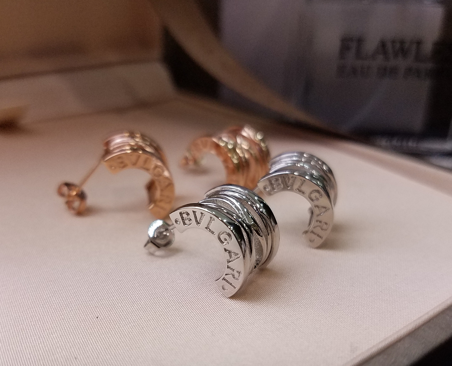 宝格丽BVLGARI镂空耳钉✨玫瑰金/白金色✨优雅个性[爱心][爱心]超火爆 ‼️✨欲罢不能 ！！💗只能