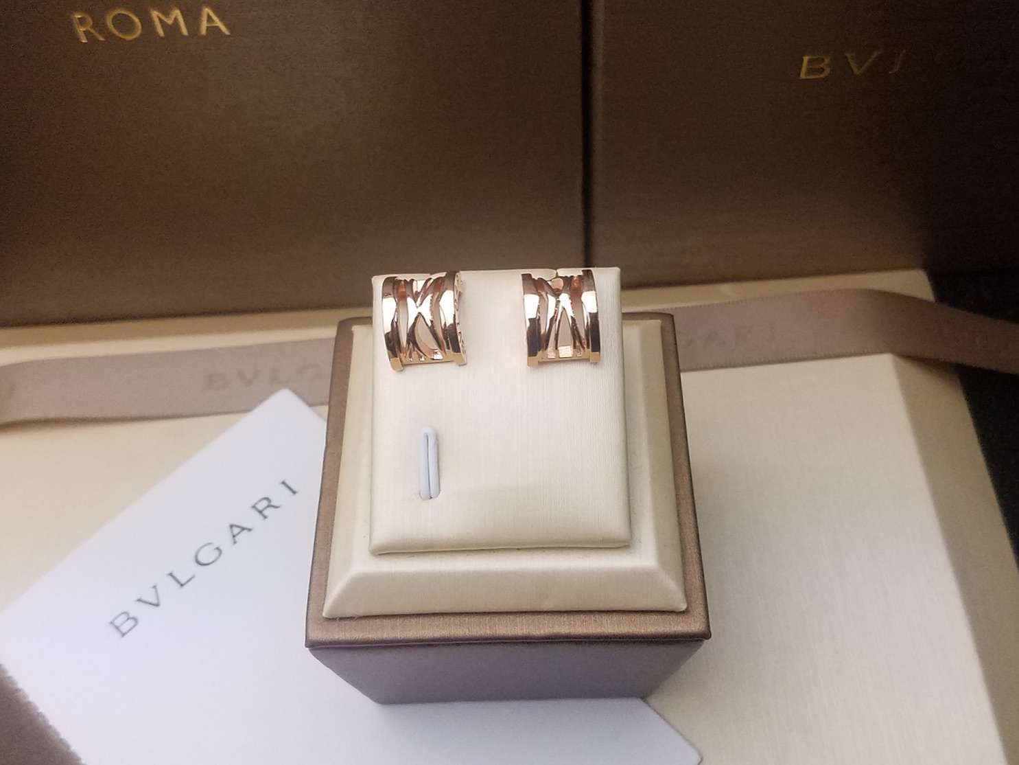 宝格丽BVLGARI镂空耳钉✨玫瑰金/白金色✨优雅个性[爱心][爱心]超火爆 ‼️✨欲罢不能 ！！💗只能