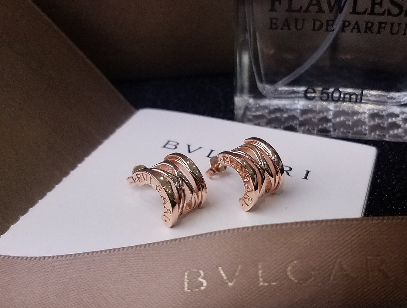 宝格丽BVLGARI镂空耳钉✨玫瑰金/白金色✨优雅个性[爱心][爱心]超火爆 ‼️✨欲罢不能 ！！💗只能