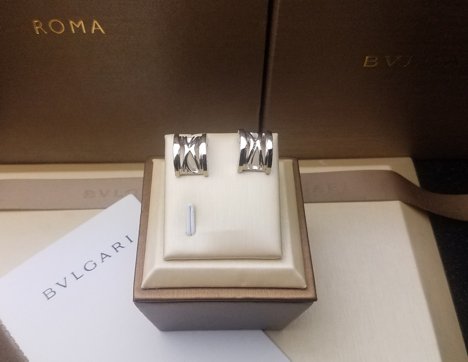 宝格丽BVLGARI镂空耳钉✨玫瑰金/白金色✨优雅个性[爱心][爱心]超火爆 ‼️✨欲罢不能 ！！💗只能