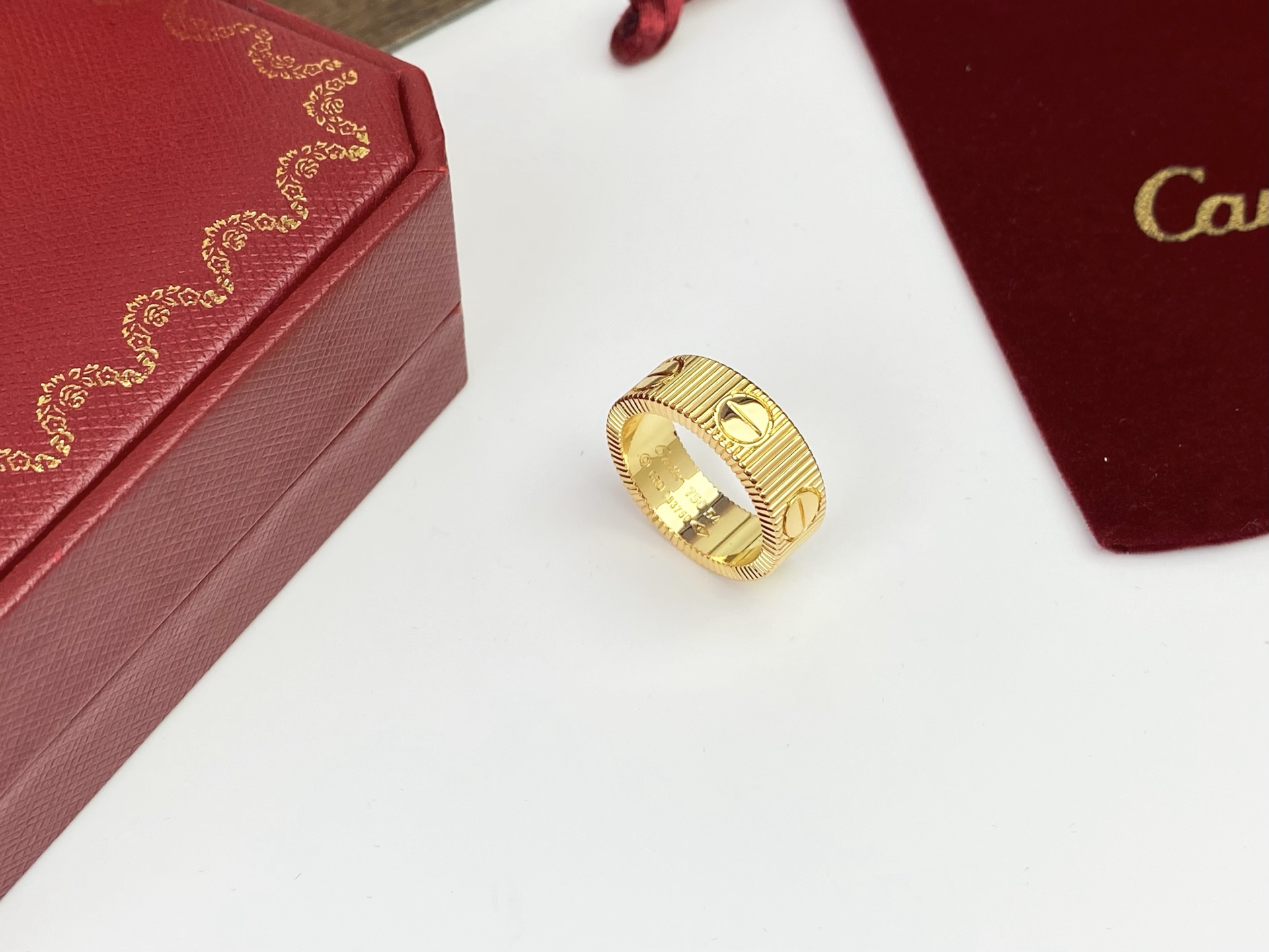 Cartier. 卡地亚 戒指LOVE 最新款love戒指 😘  金色玫瑰金银色戒指💍#6789码P