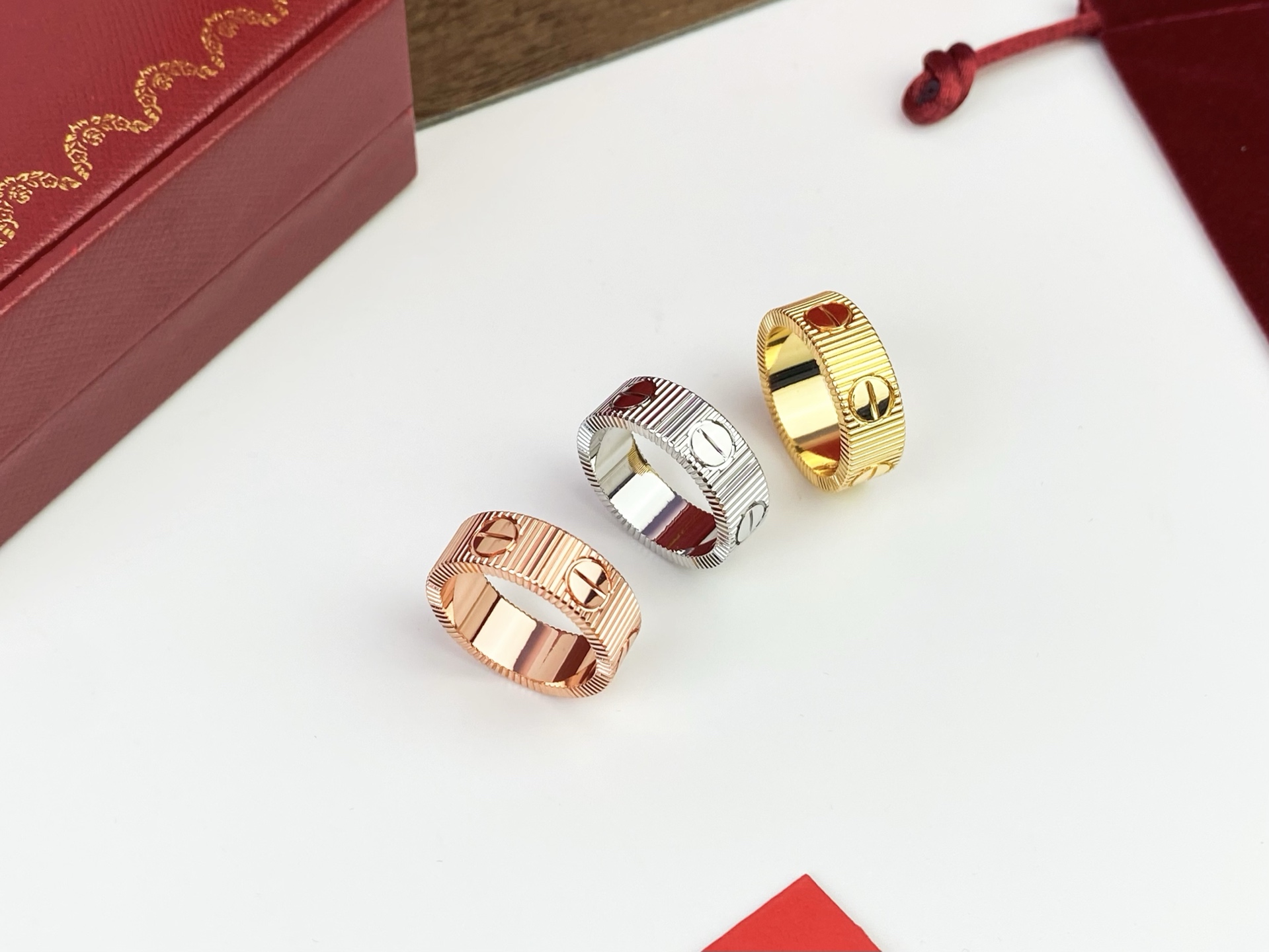 Cartier. 卡地亚 戒指LOVE 最新款love戒指 😘  金色玫瑰金银色戒指💍#6789码P