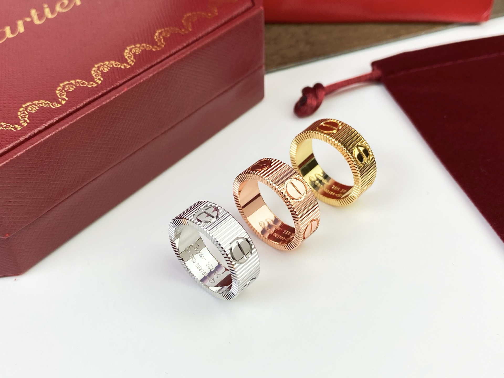 Cartier. 卡地亚 戒指LOVE 最新款love戒指 😘  金色玫瑰金银色戒指💍#6789码P
