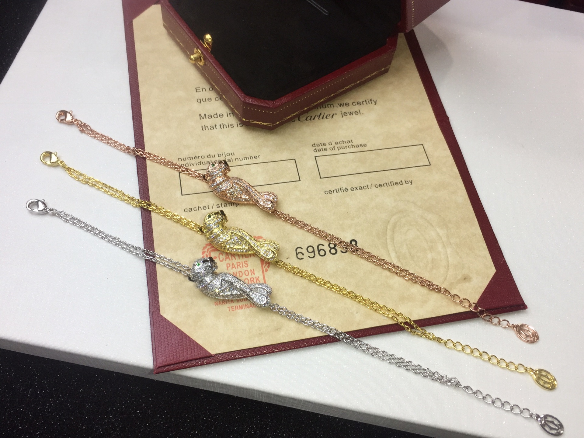 各 Cartier 卡地亚 豹子满钻 项链手链套装😝😝经典贵族范儿、奢华满钻抚媚豹子设计💃💃独家实拍 🔍