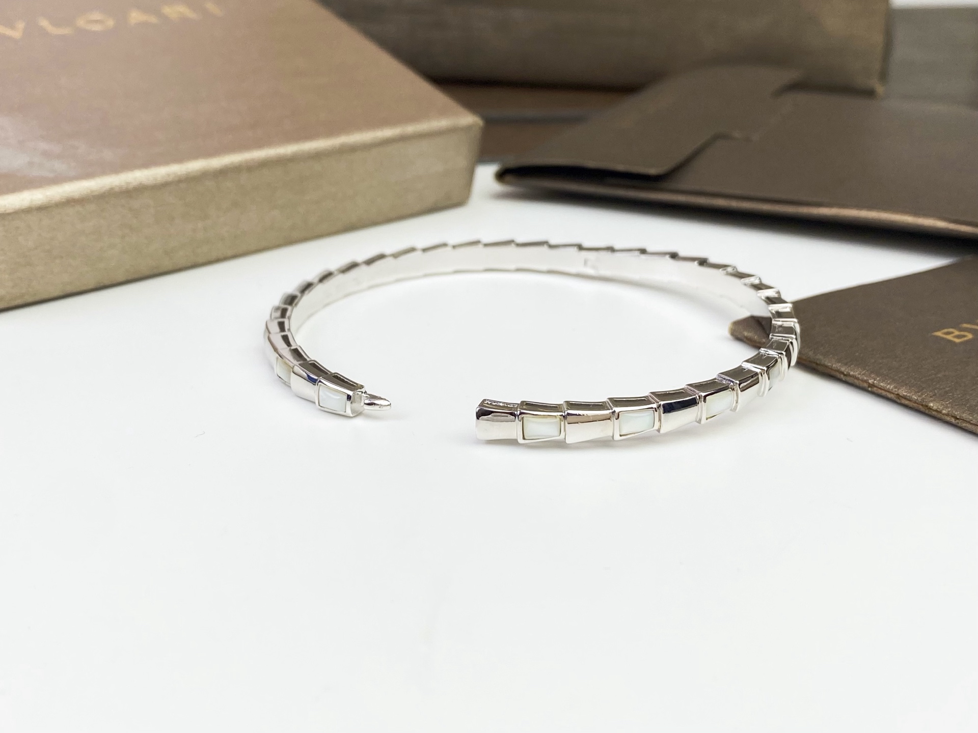 BVLGARI SerPenti ViPer 间贝壳蛇骨手镯👼P