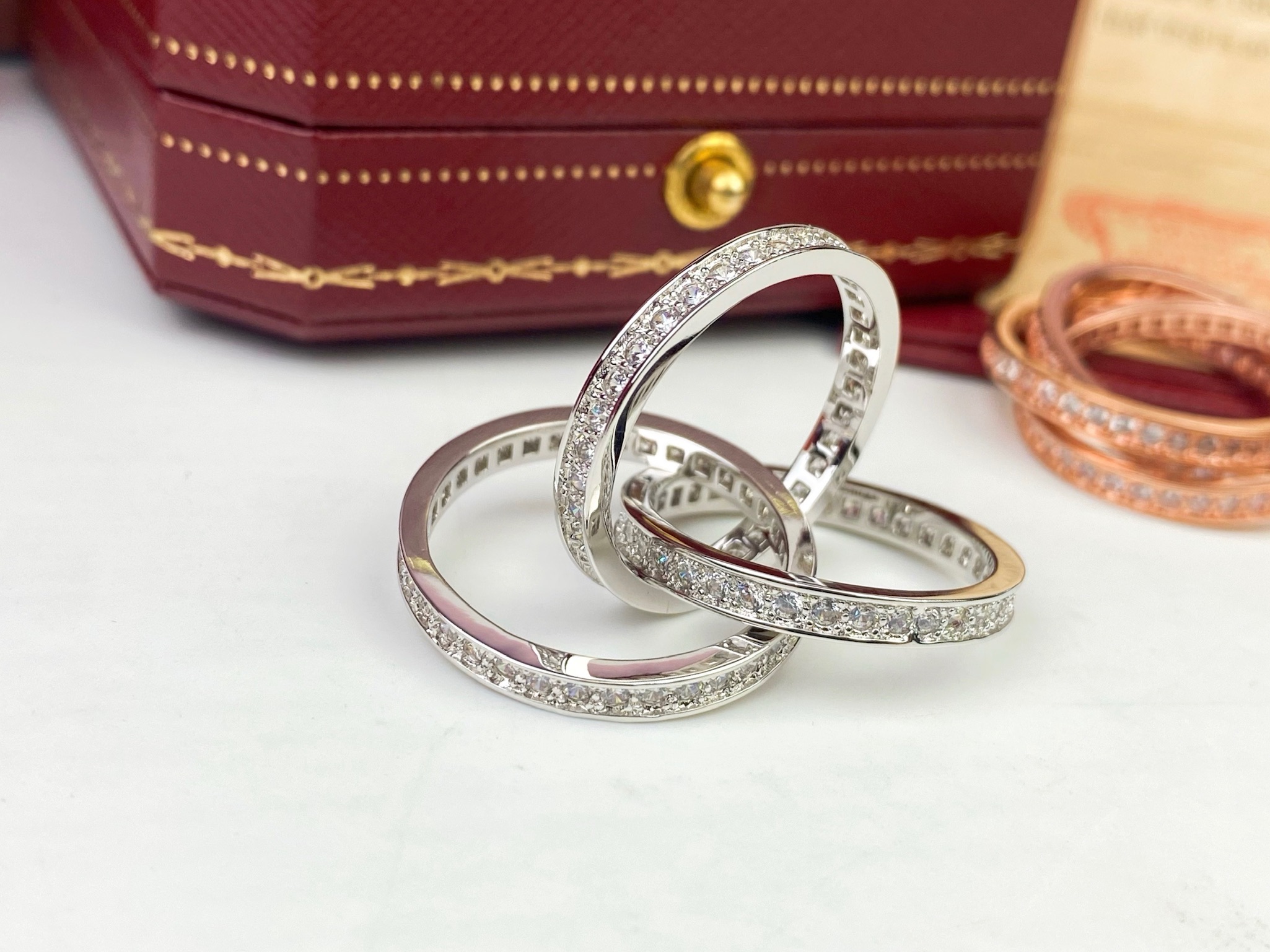 😍😍😍 Cartier卡地亚专柜三环镶钻戒指 💍❤款款臻品都承载着爱的记忆，💍💍荡漾着无比动人的情愫 三