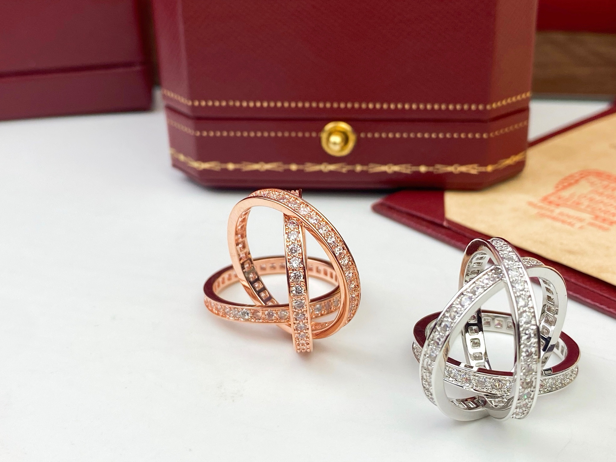 😍😍😍 Cartier卡地亚专柜三环镶钻戒指 💍❤款款臻品都承载着爱的记忆，💍💍荡漾着无比动人的情愫 三