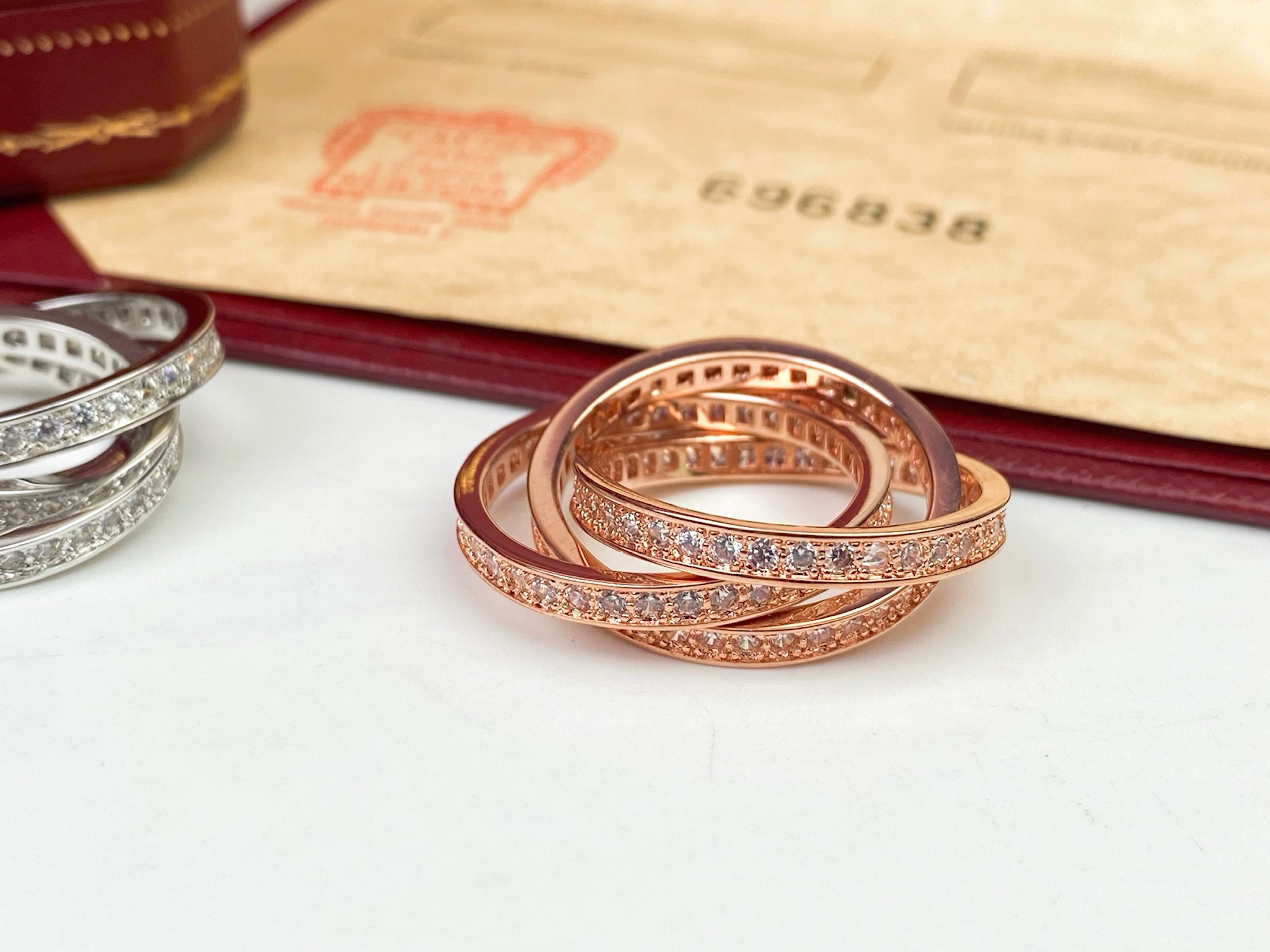 😍😍😍 Cartier卡地亚专柜三环镶钻戒指 💍❤款款臻品都承载着爱的记忆，💍💍荡漾着无比动人的情愫 三
