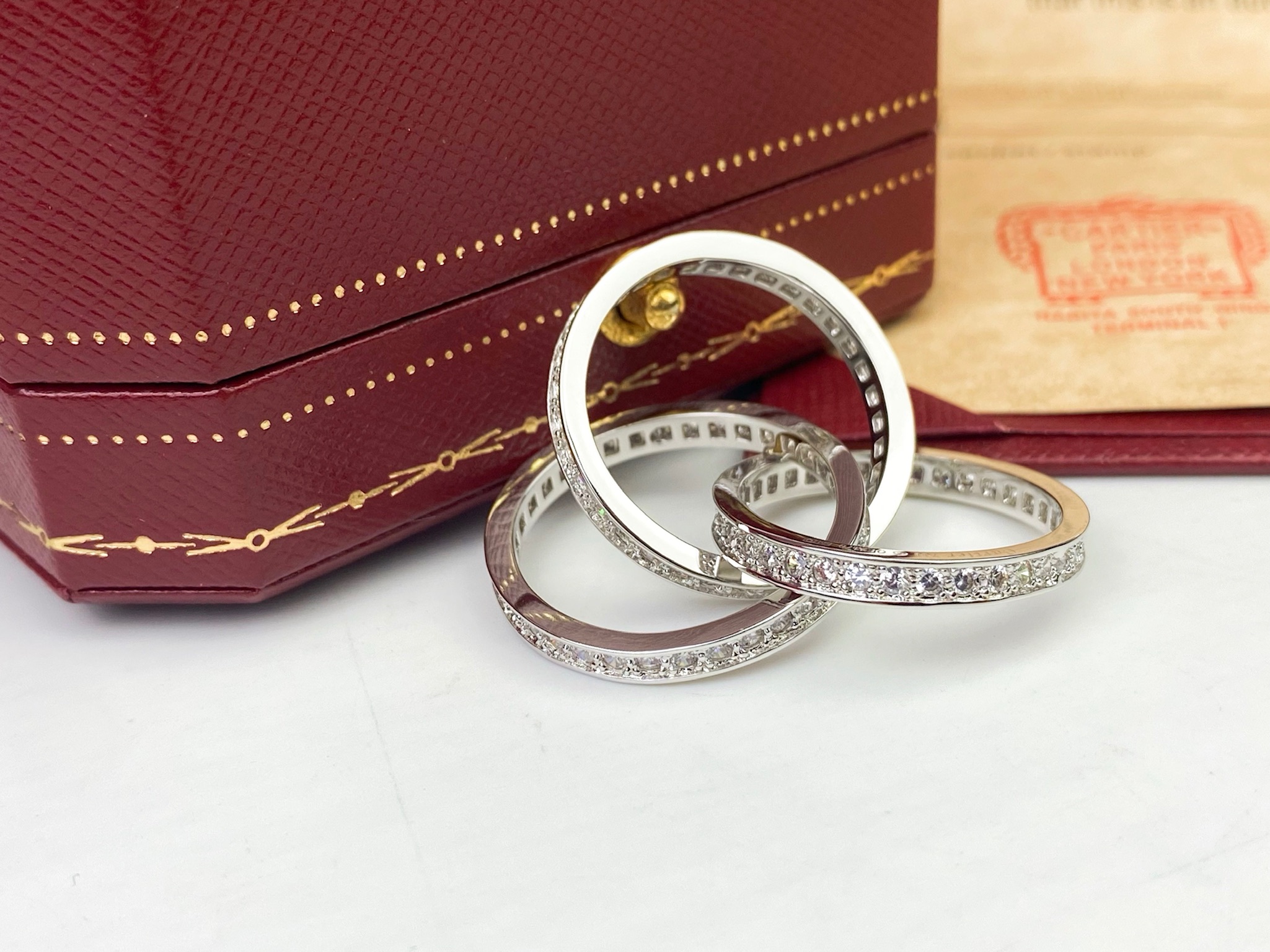😍😍😍 Cartier卡地亚专柜三环镶钻戒指 💍❤款款臻品都承载着爱的记忆，💍💍荡漾着无比动人的情愫 三