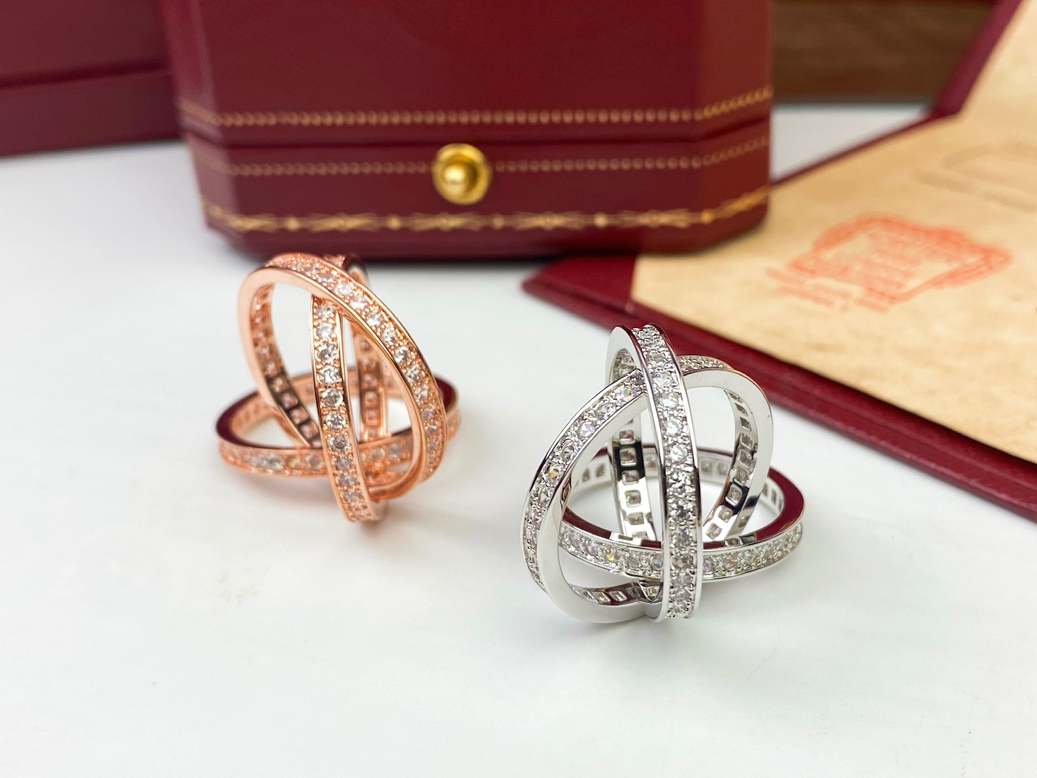 😍😍😍 Cartier卡地亚专柜三环镶钻戒指 💍❤款款臻品都承载着爱的记忆，💍💍荡漾着无比动人的情愫 三