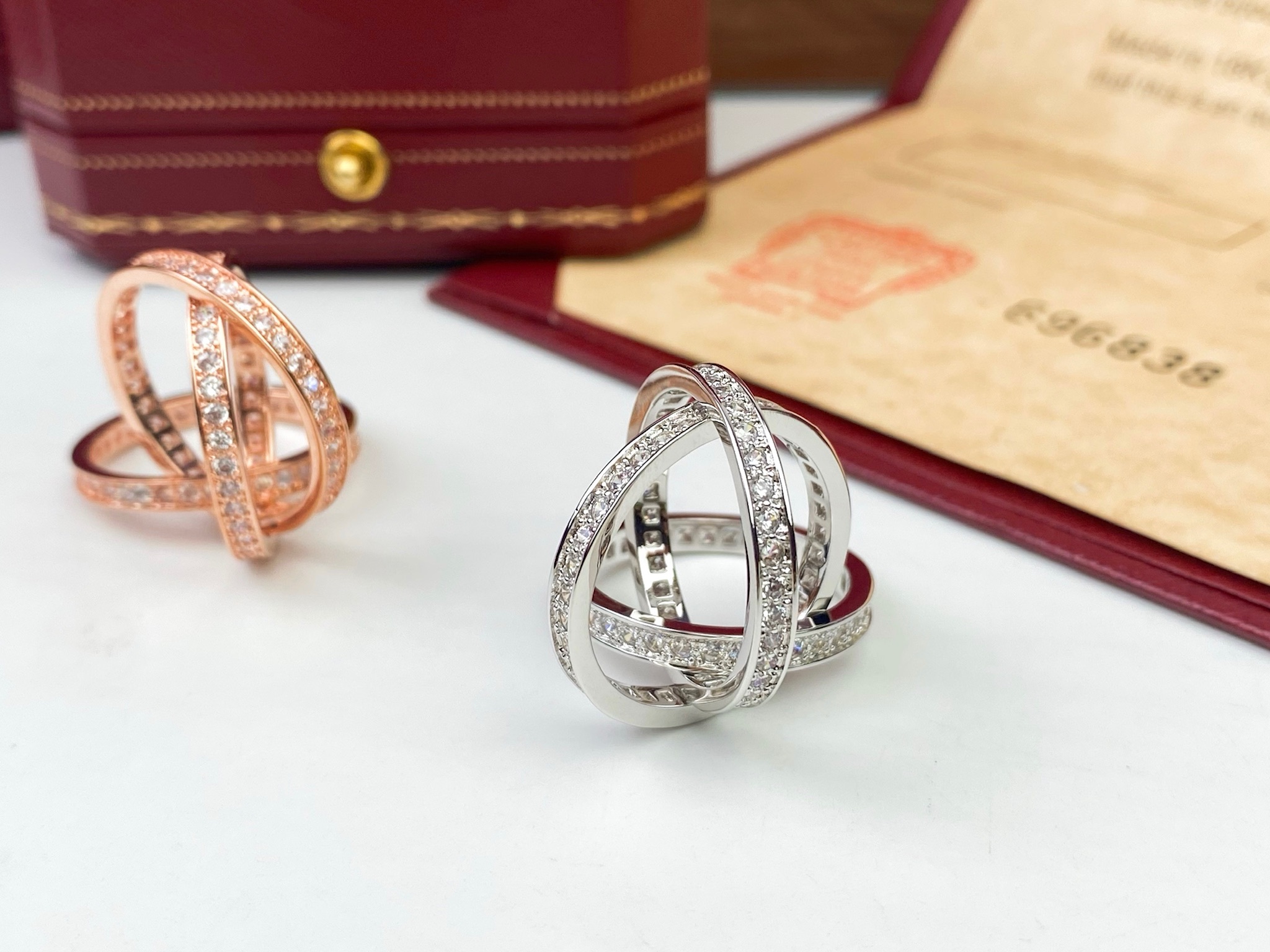 😍😍😍 Cartier卡地亚专柜三环镶钻戒指 💍❤款款臻品都承载着爱的记忆，💍💍荡漾着无比动人的情愫 三