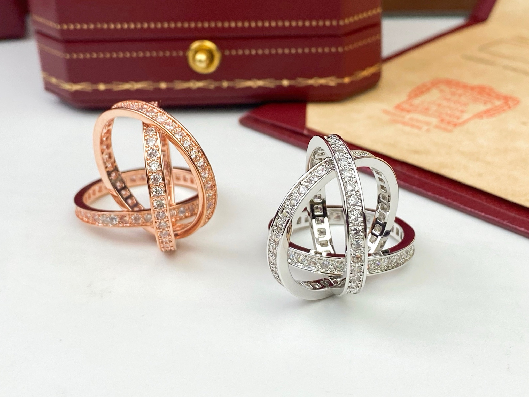 😍😍😍 Cartier卡地亚专柜三环镶钻戒指 💍❤款款臻品都承载着爱的记忆，💍💍荡漾着无比动人的情愫 三