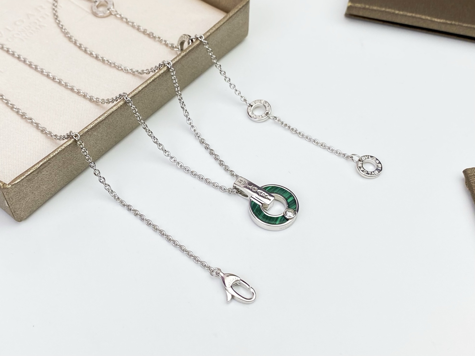 👑BVLGARI 宝格丽罗马系列 经典圆盘 孔雀绿字母项链 📣📣玫瑰金 银色P