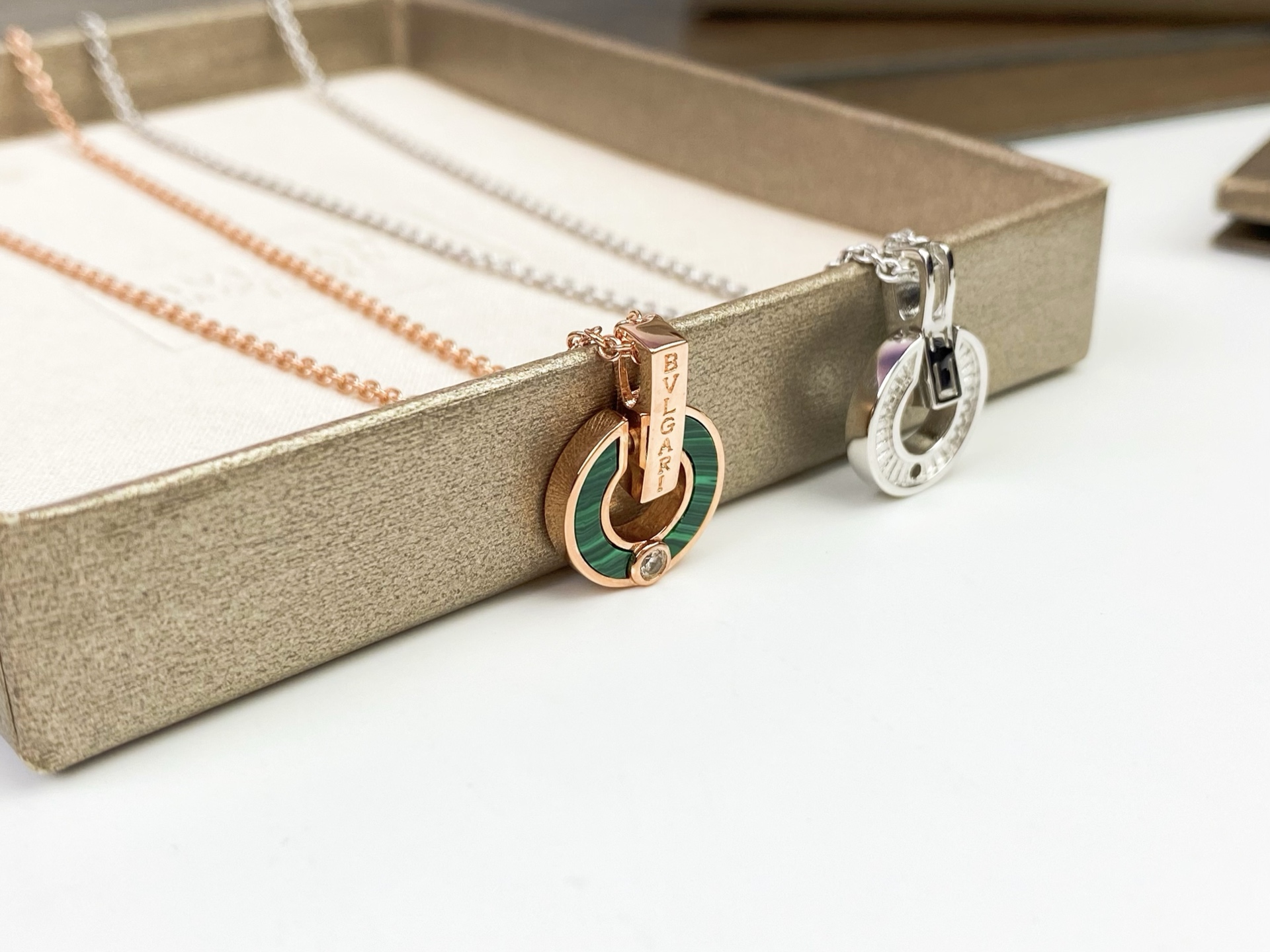 👑BVLGARI 宝格丽罗马系列 经典圆盘 孔雀绿字母项链 📣📣玫瑰金 银色P